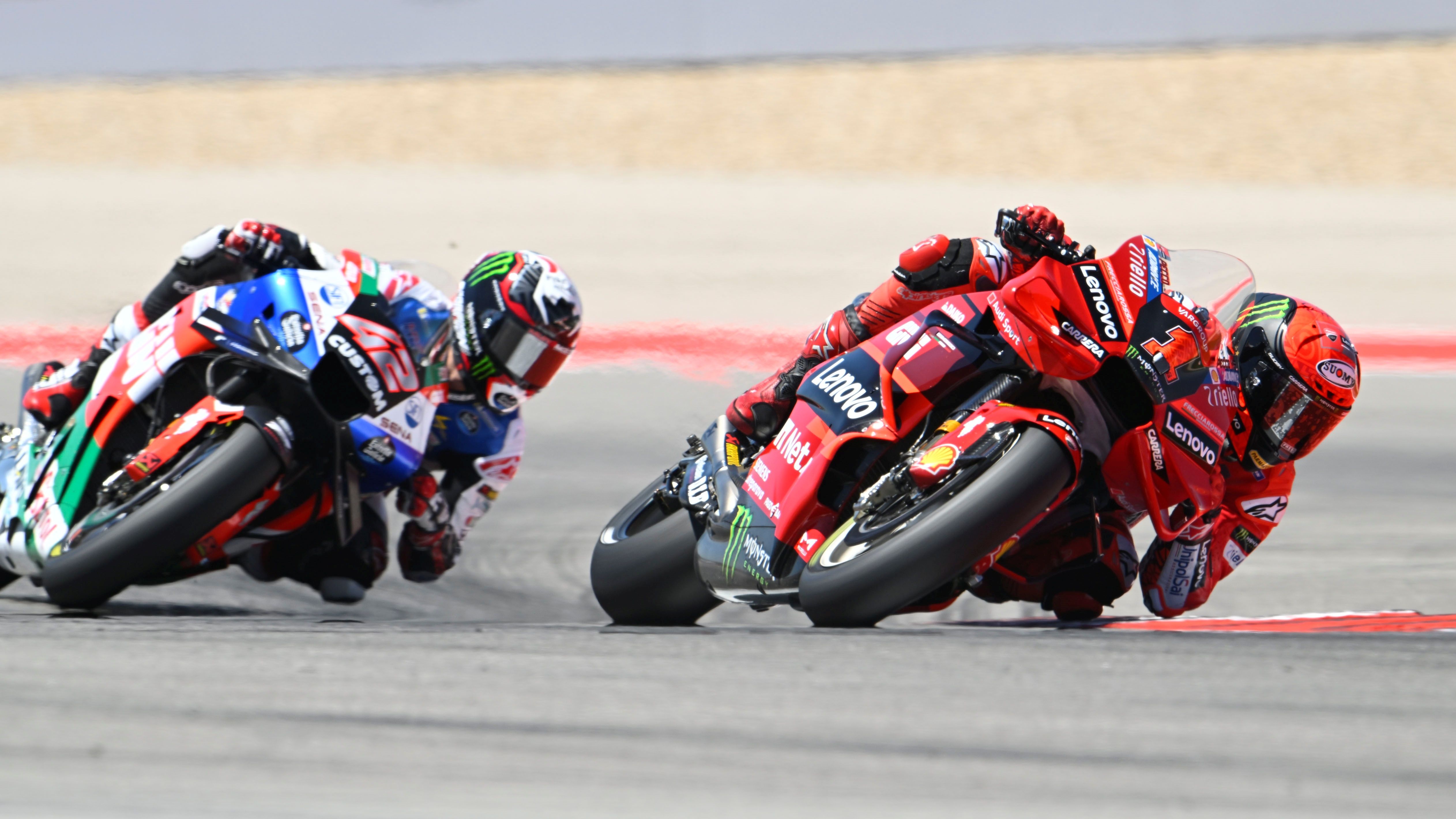 Pecco Bagnaia con Álex Rins detrás en el Sprint de COTA