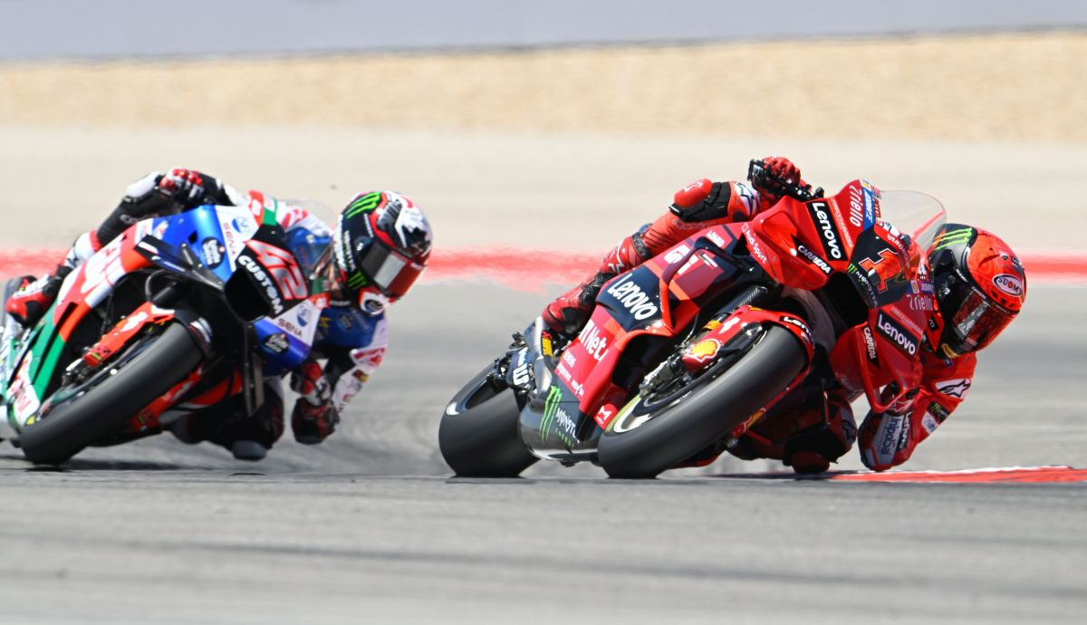 Pecco Bagnaia con Álex Rins detrás en el Sprint de COTA