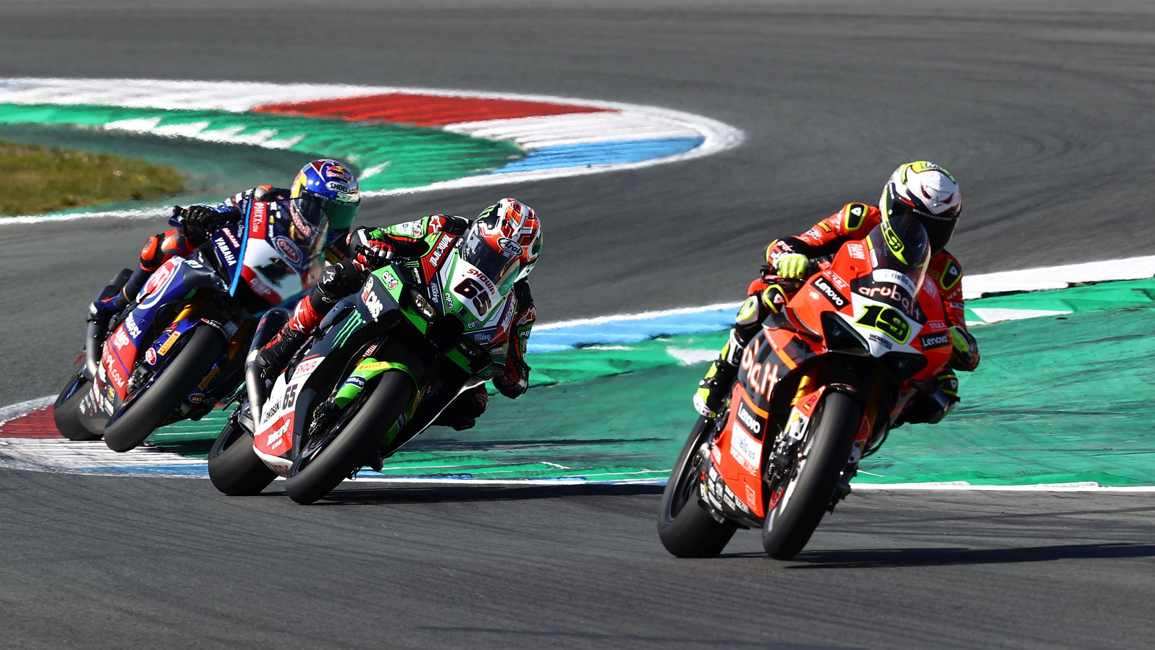 Álvaro Bautista, Jonathan Rea y Toprak Razgatlioglu el año pasado en Assen