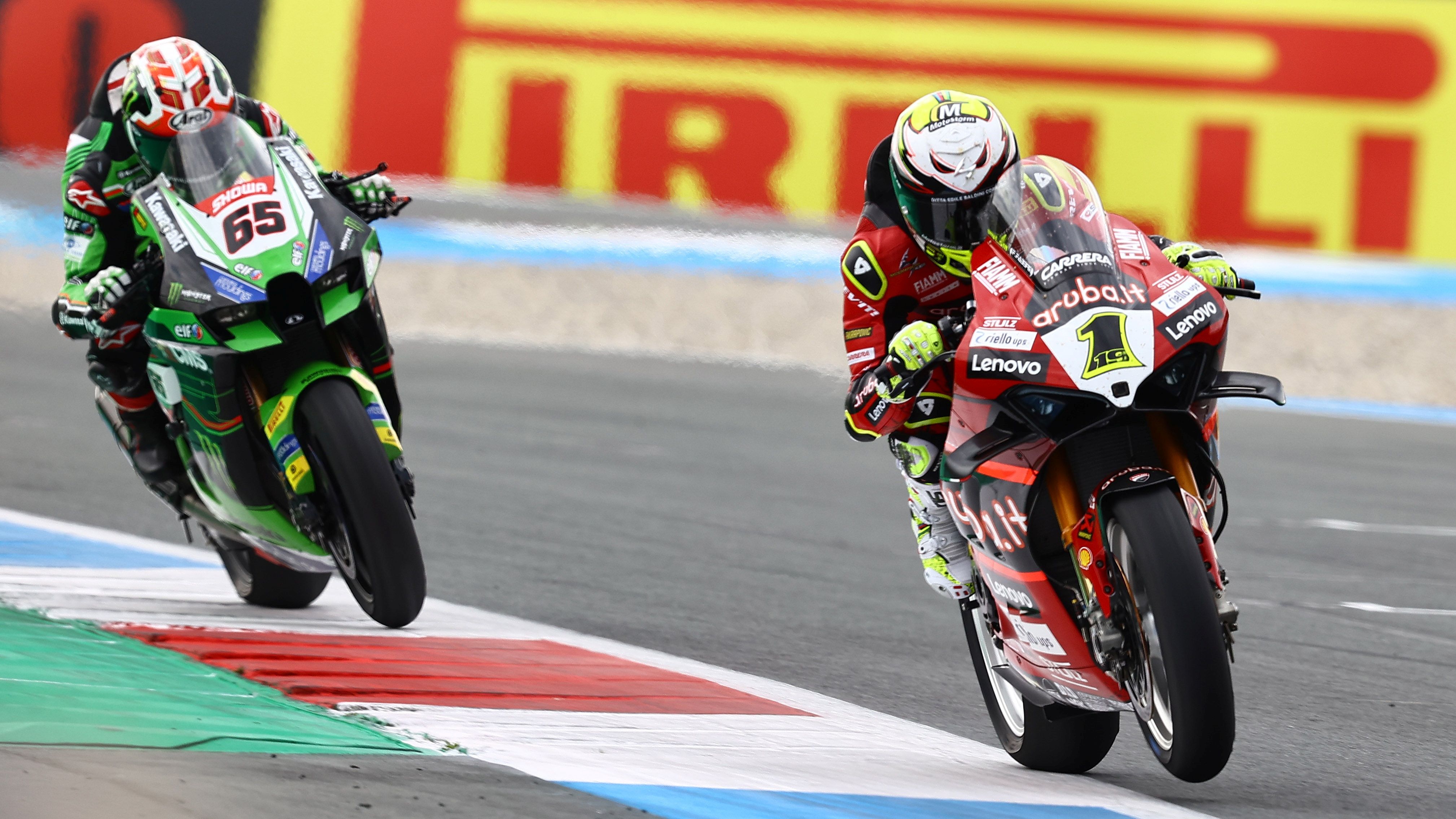 Álvaro Bautista sigue imbatible en Assen ante un Jonathan Rea que ha hecho historia