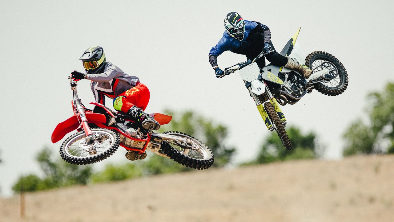 Comparativa MX 450 2023: GASGAS MC F vs Husqvarna FC