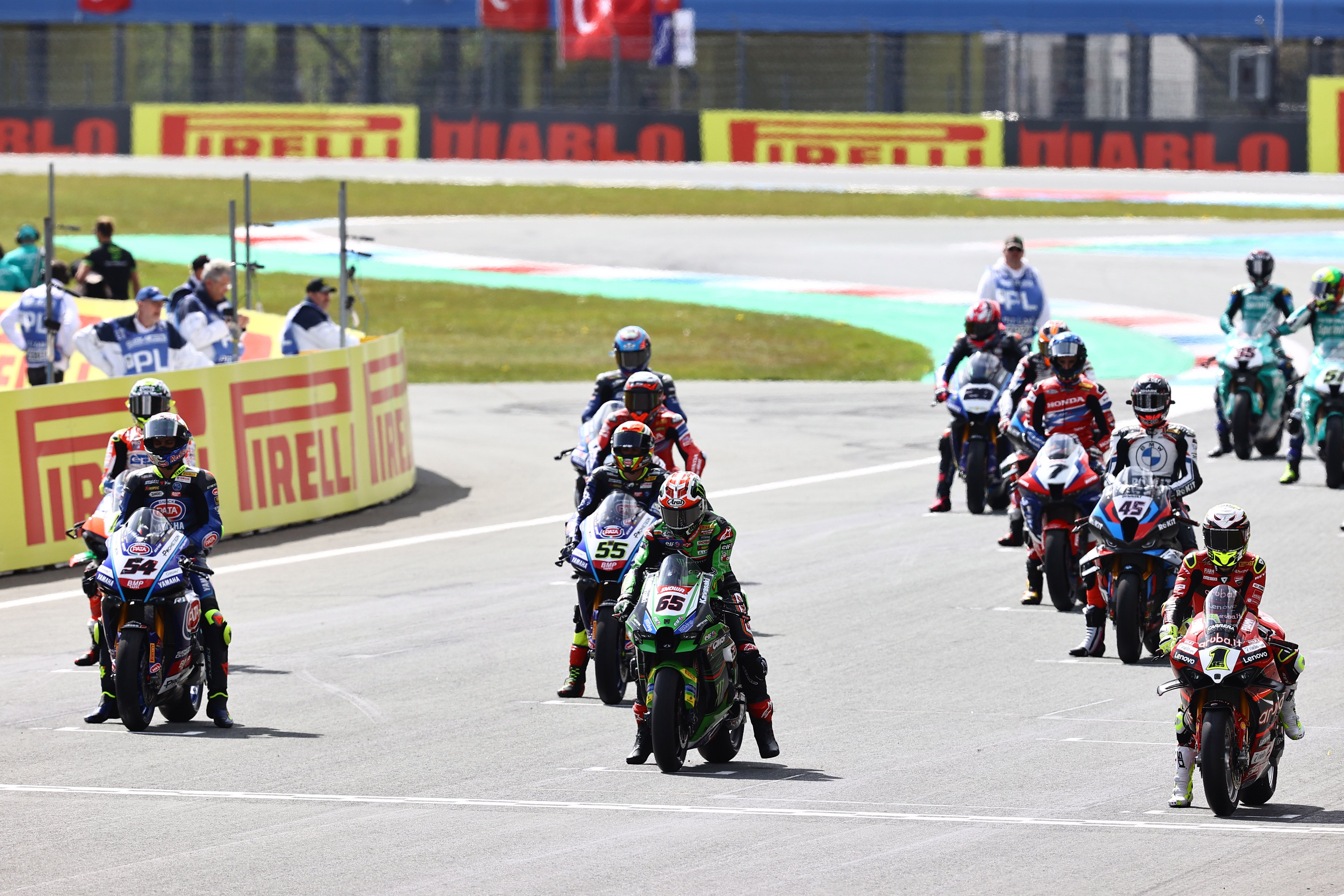 Álvaro Bautista en pole position con Jonathan Rea y Toprak Razgatlioglu al lado, WSBK Assen 2023