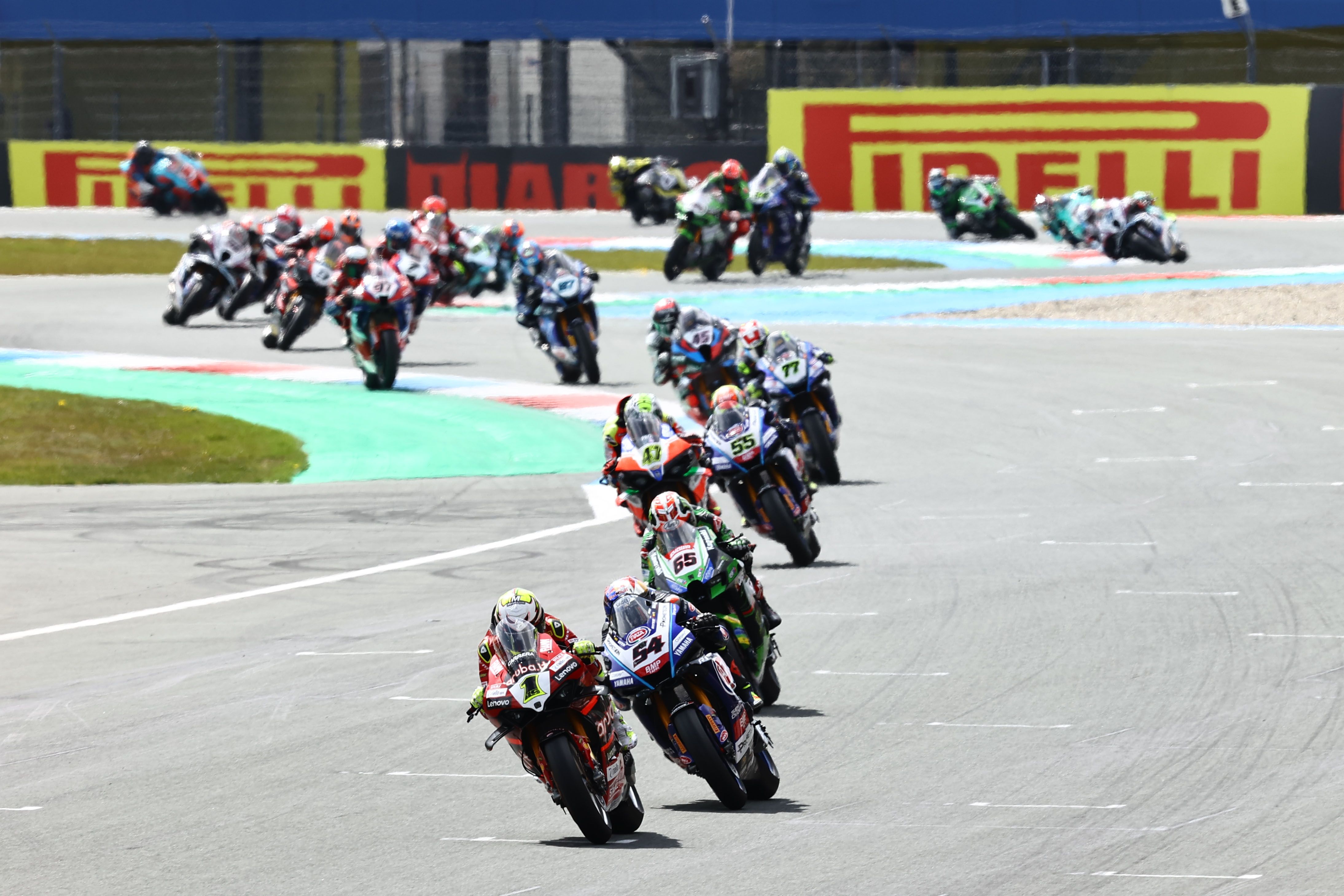 Álvaro Bautista lidera el comienzo de carrera delante de Toprak Razgatlioglu y Jonathan Rea, WSBK Assen 2023