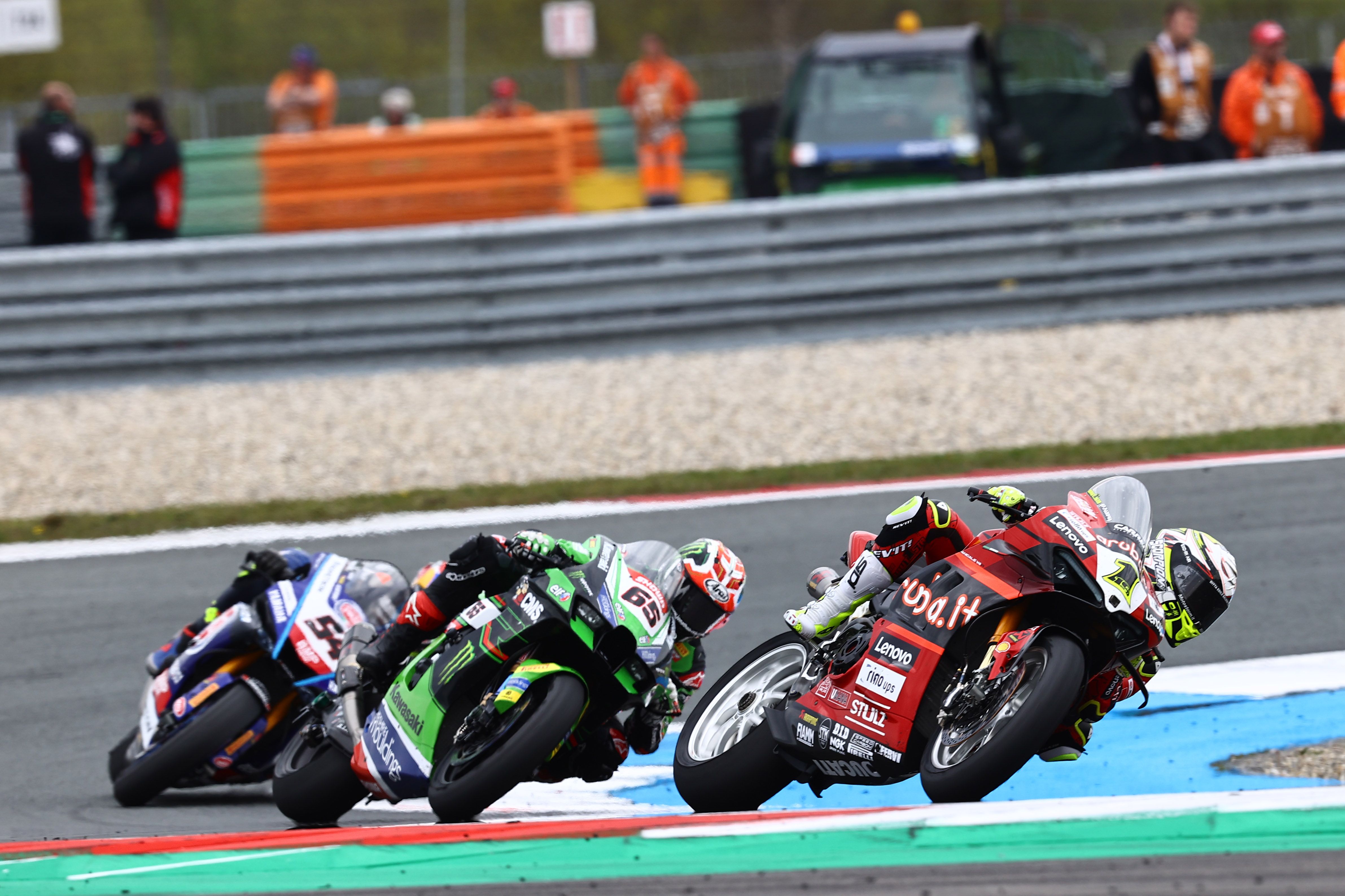 Álvaro Bautista perseguido por Jonathan Rea y Toprak Razgatlioglu, WSBK Assen 2023