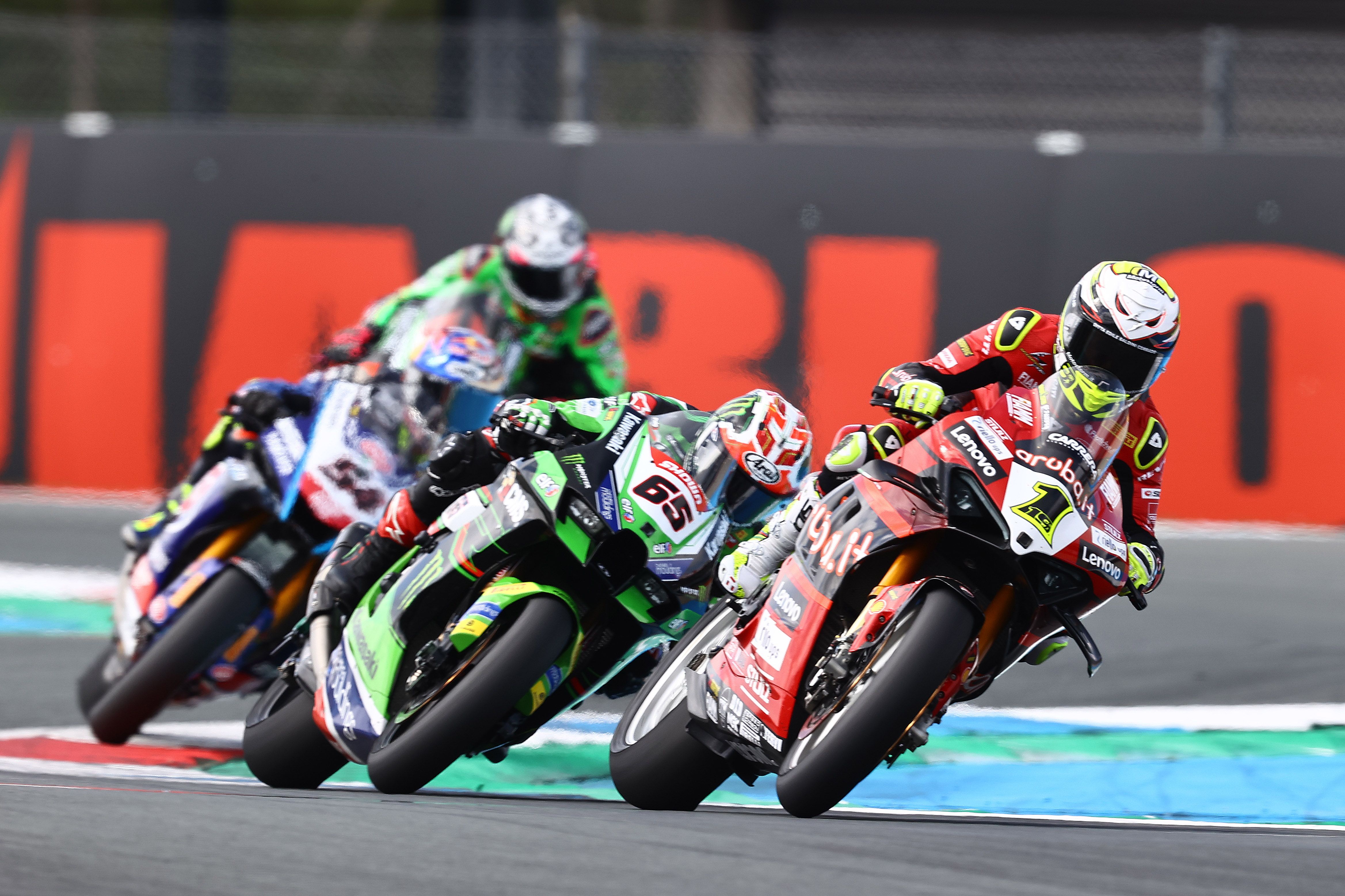 Álvaro Bautista seguido por Jonathan Rea y Toprak Razgatlioglu, WSBK Assen 2023