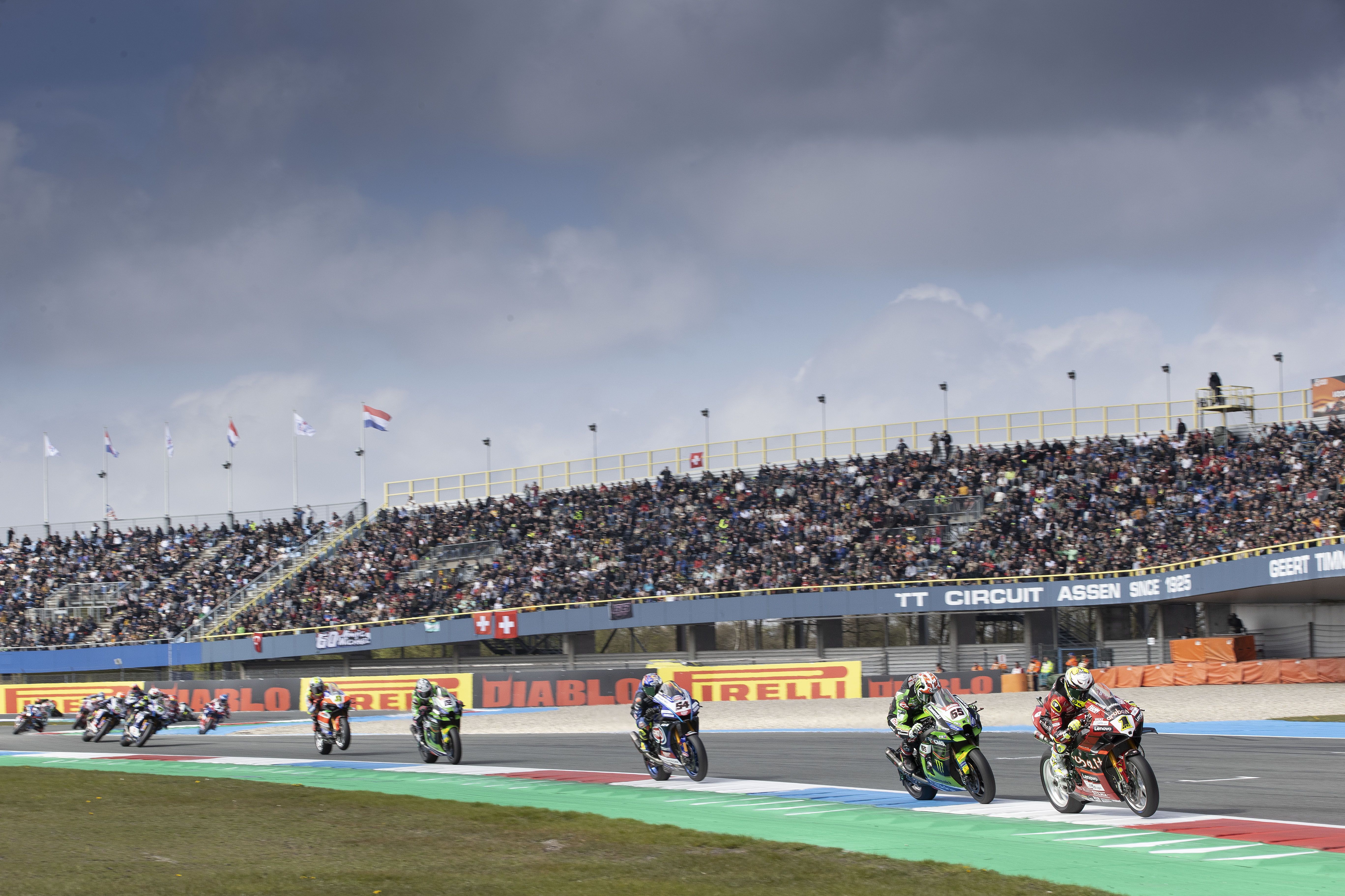 Álvaro Bautista y Jonathan Rea seguidos por Toprak Razgatlioglu, Alex Lowes y Axel Bassani, WSBK Assen 2023