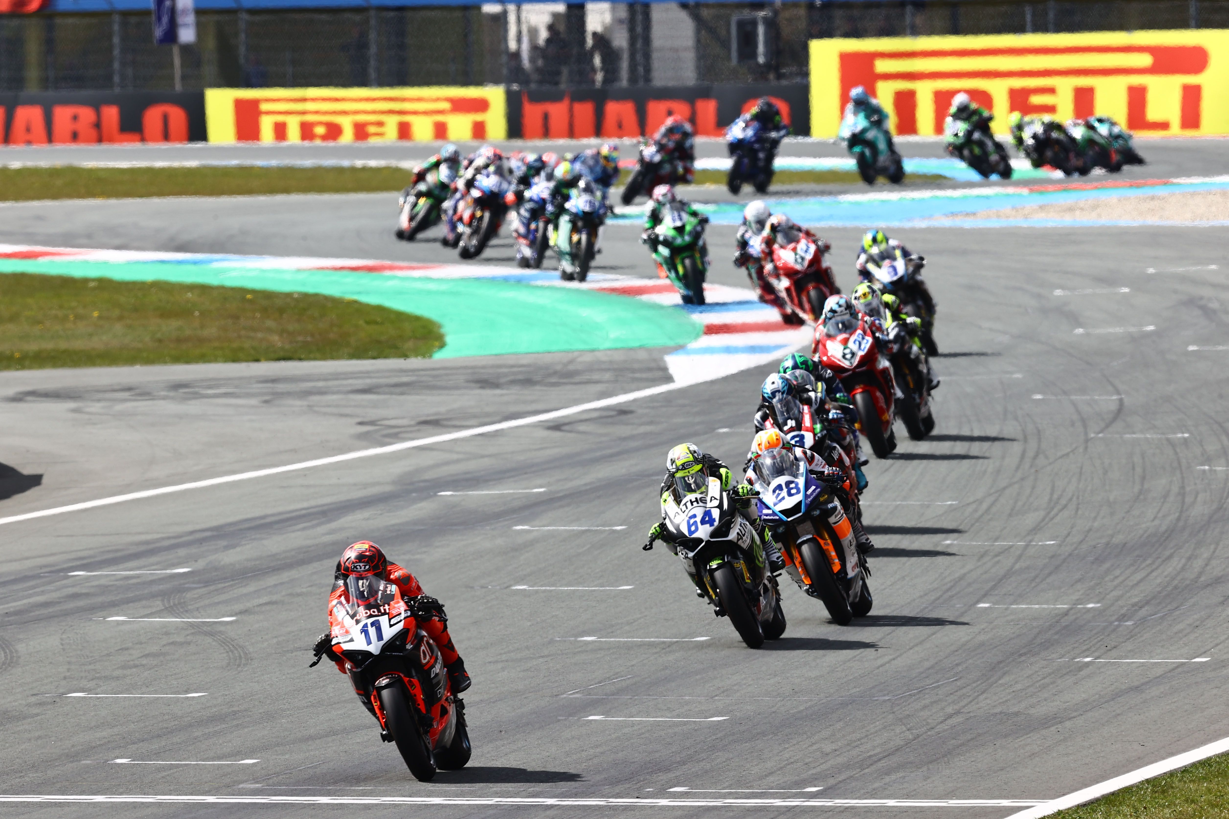 Nicolò Bulega se escapa de Federico Caricasulo y Glenn Van Straalen, WSS Assen 2023