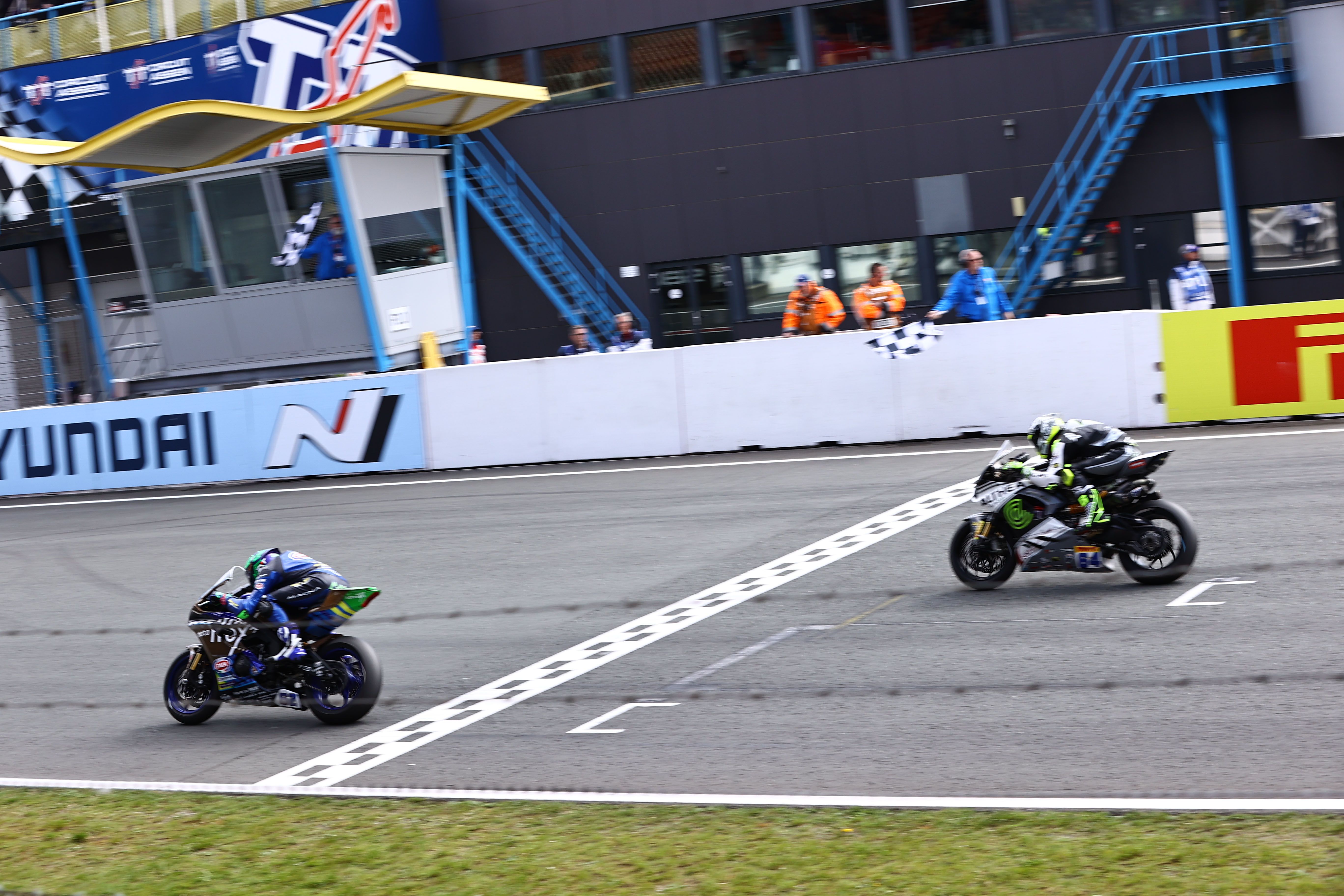 Stefano Manzi se impone en meta a Federico Caricasulo, WSS Assen 2023