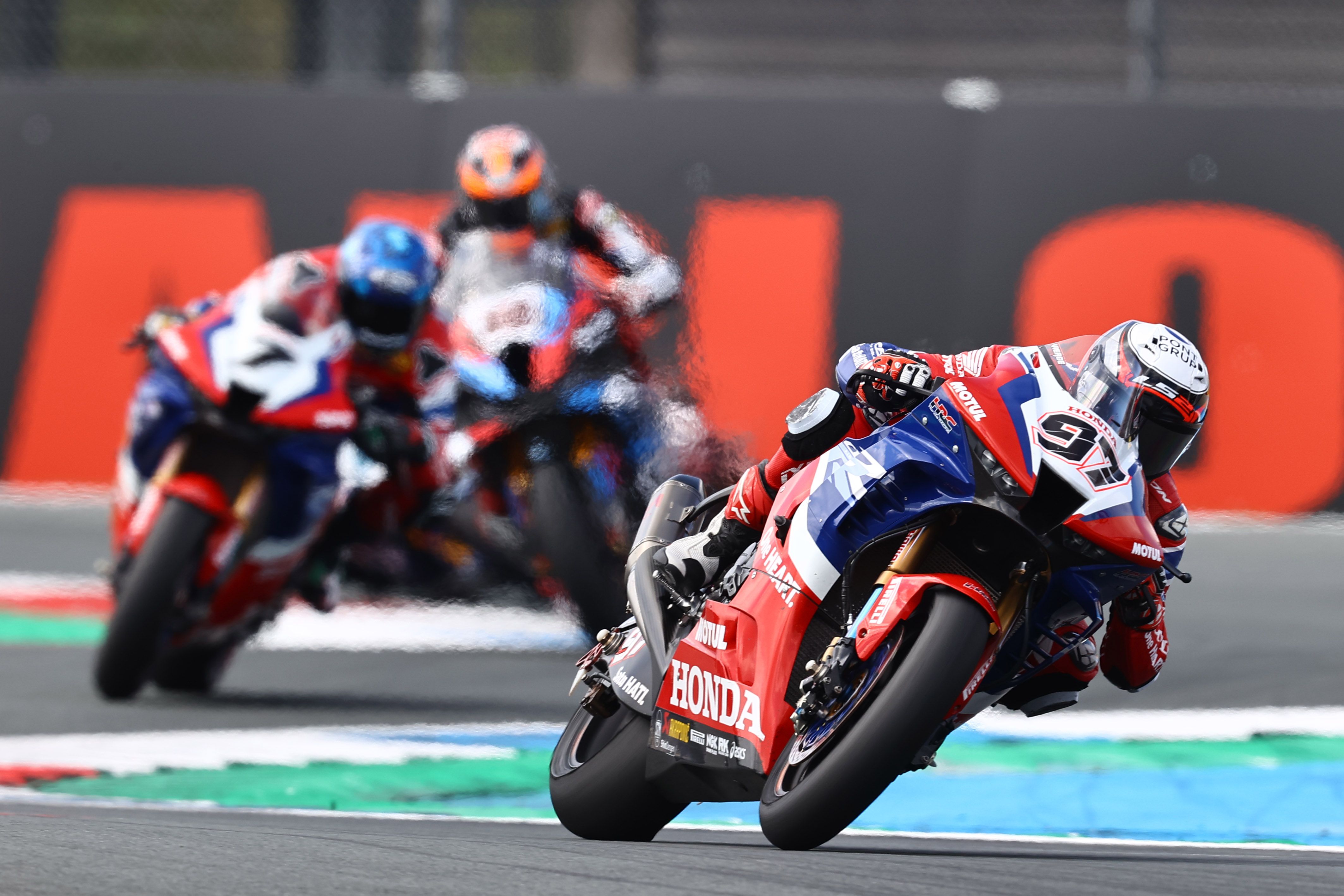 Xavi Vierge se escapa de Iker Lecuona, WSBK Assen 2023