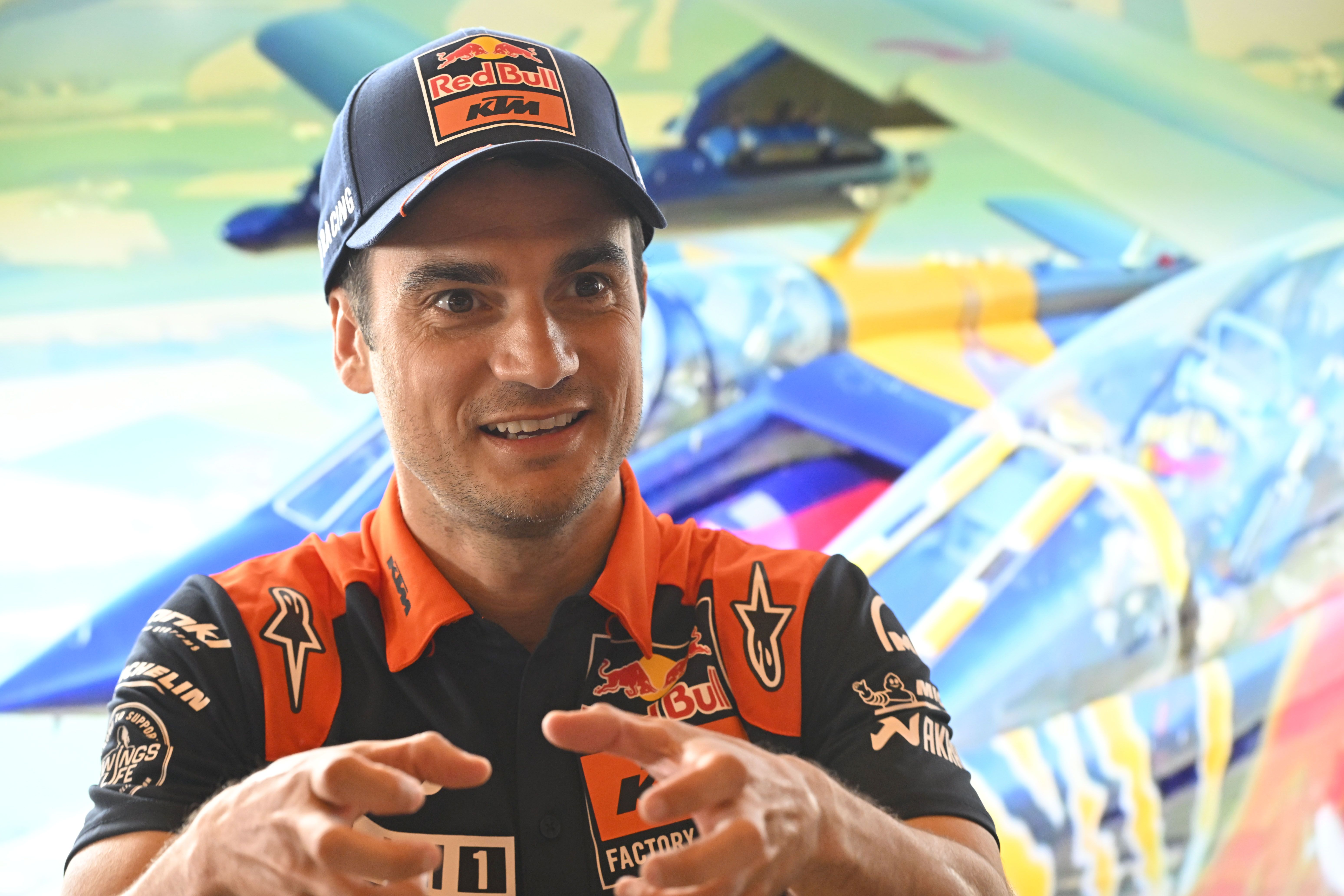 Dani Pedrosa atiende a los medios de comunicación en el circuito de Jerez.