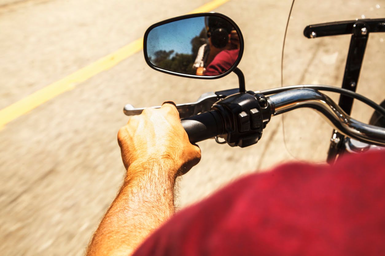 Pegar el retrovisor de la moto