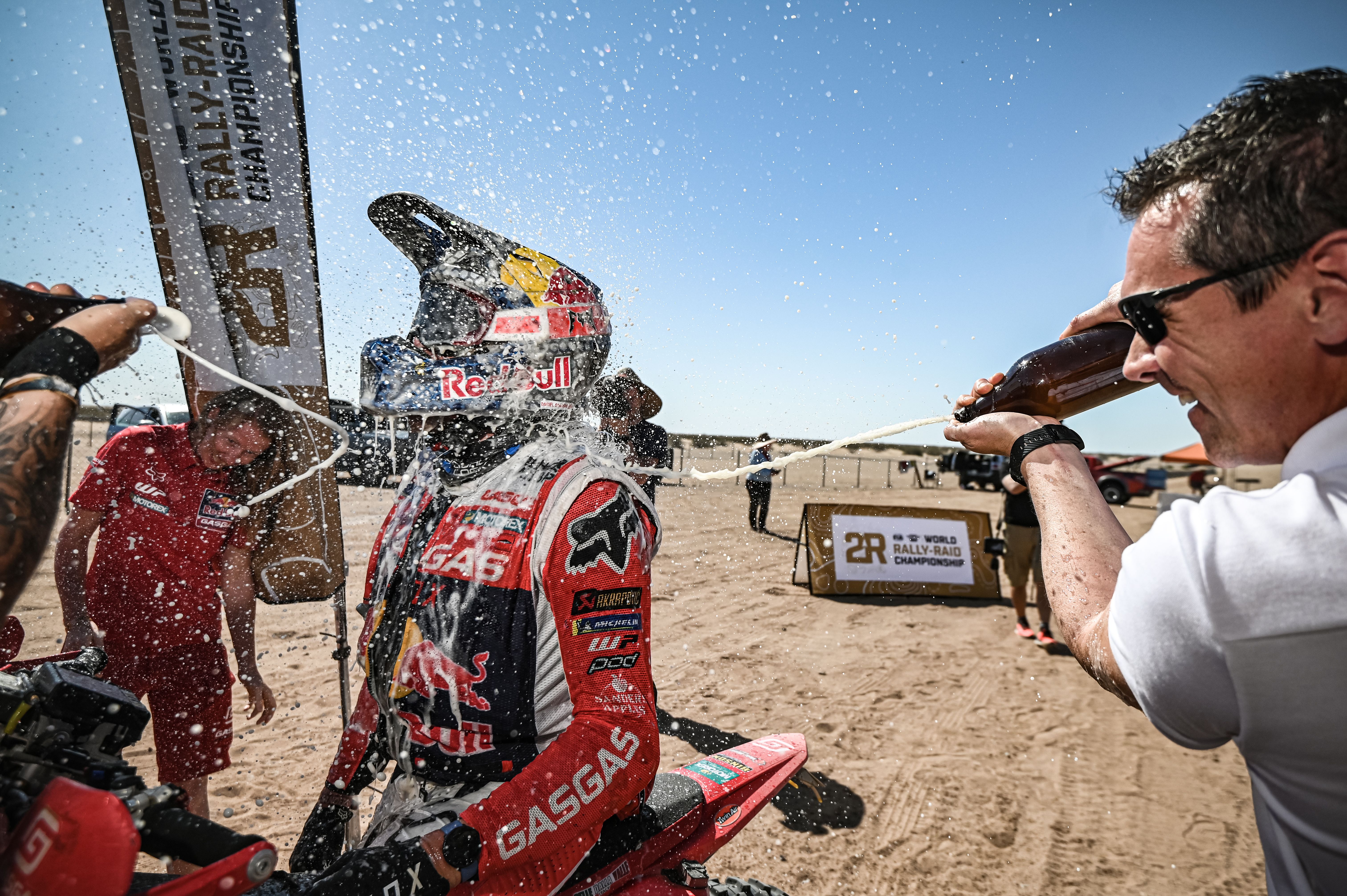 Sonora Rally. Daniel Sanders (GASGAS) vence y Tosha Schareina es segundo en su estreno con Honda
