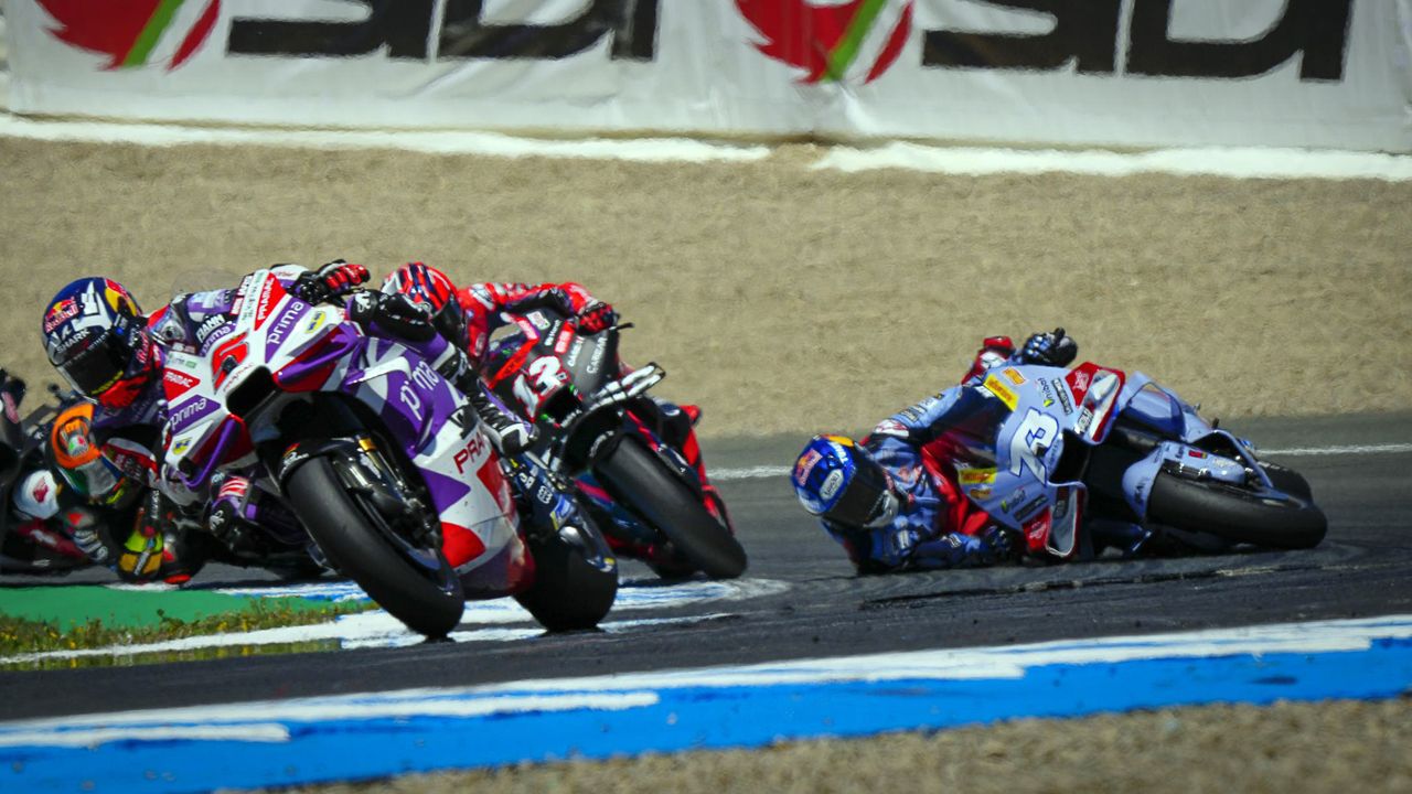 Momento en el que Álex Márquez se va al suelo en la carrera sprint, en plena batalla con Viñales.