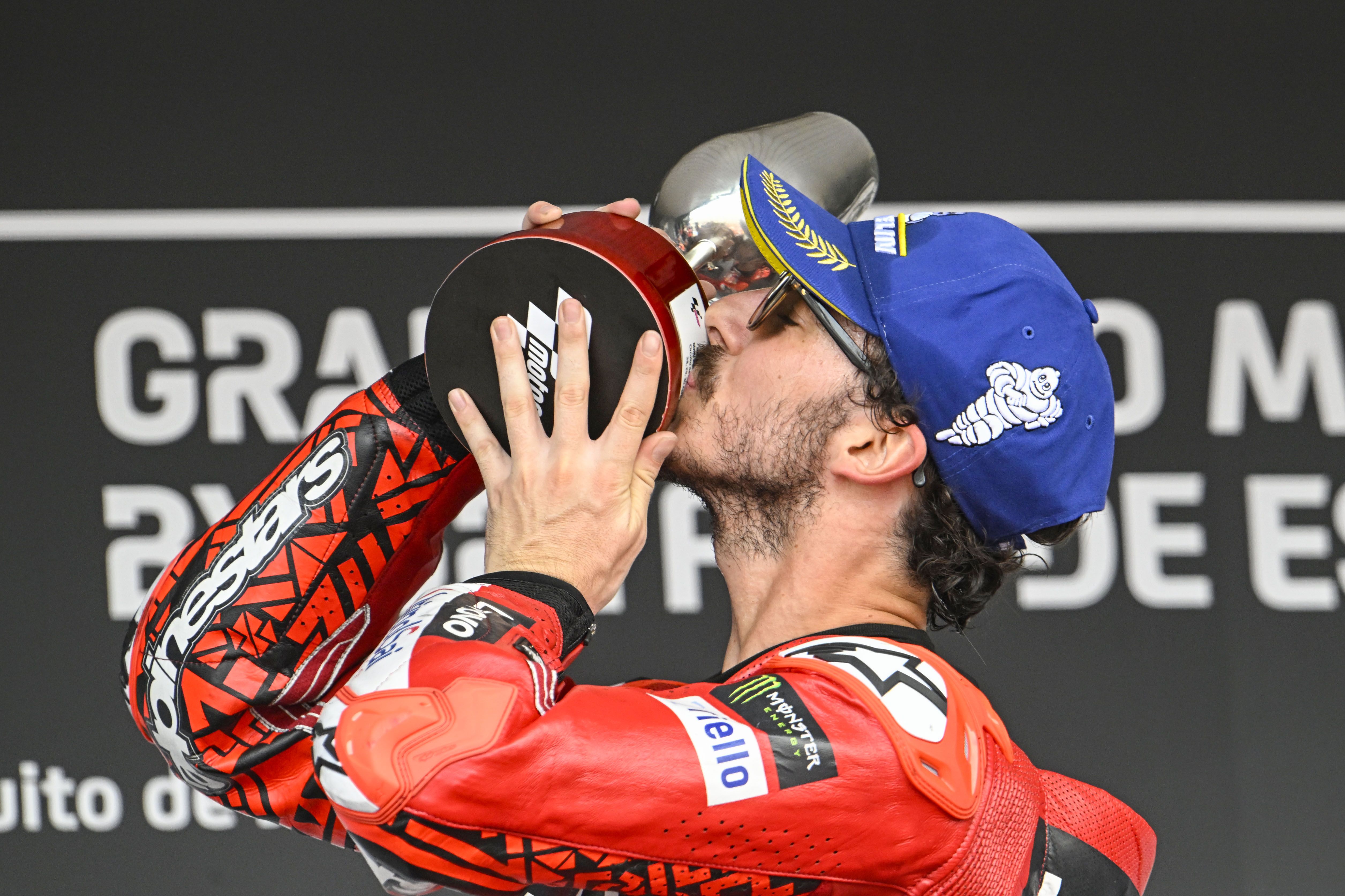 Pecco Bagnaia celebra su victoria en Jerez desde el podio.