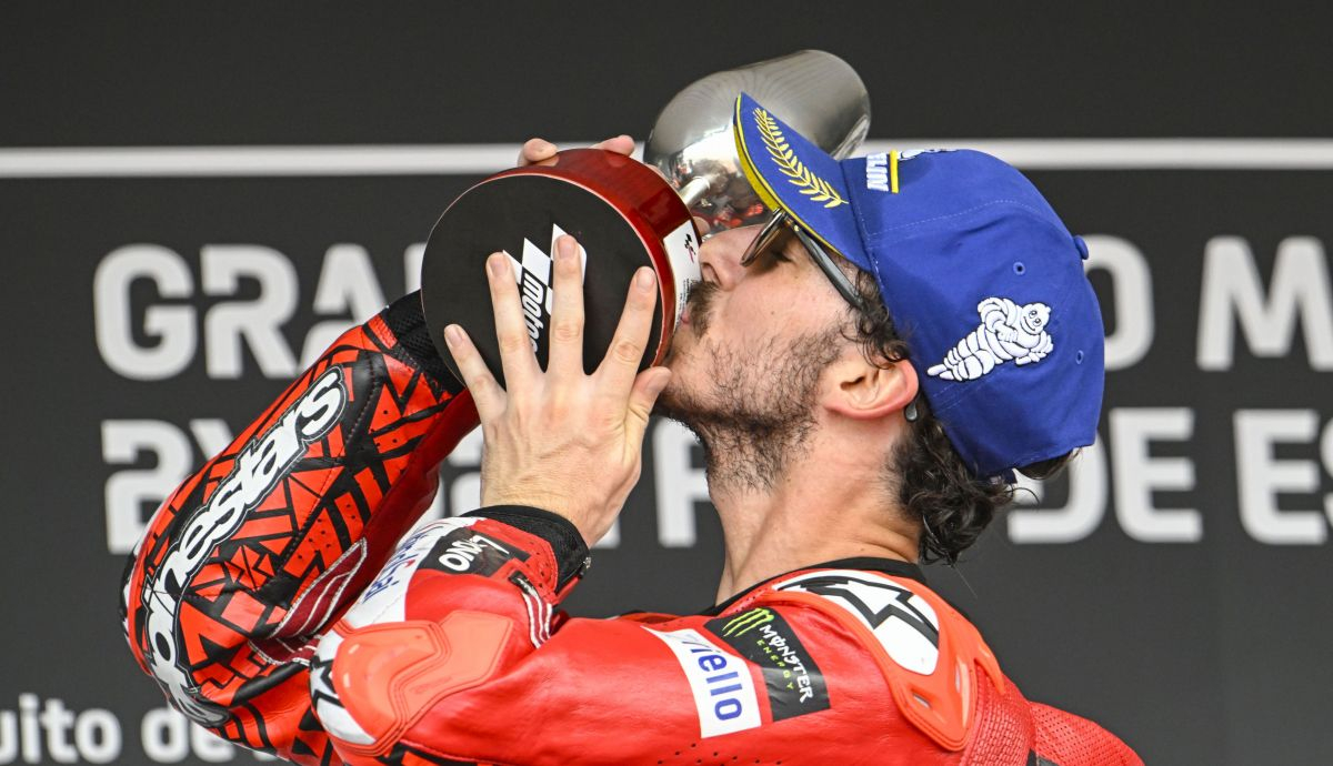 Pecco Bagnaia celebra su victoria en Jerez desde el podio.