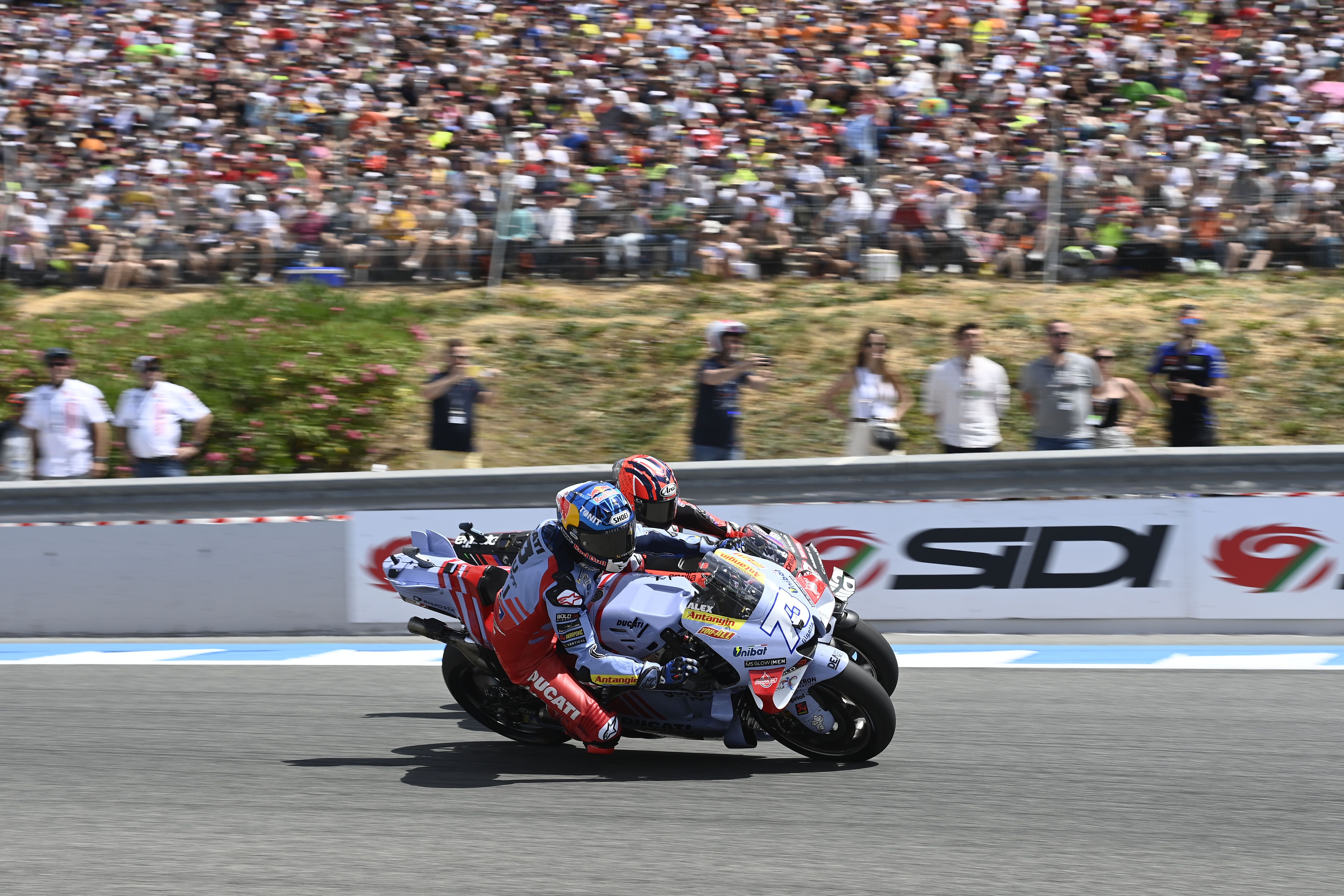 Álex Márquez supera por el interior a Maverick Viñales, MotoGP Jerez 2023