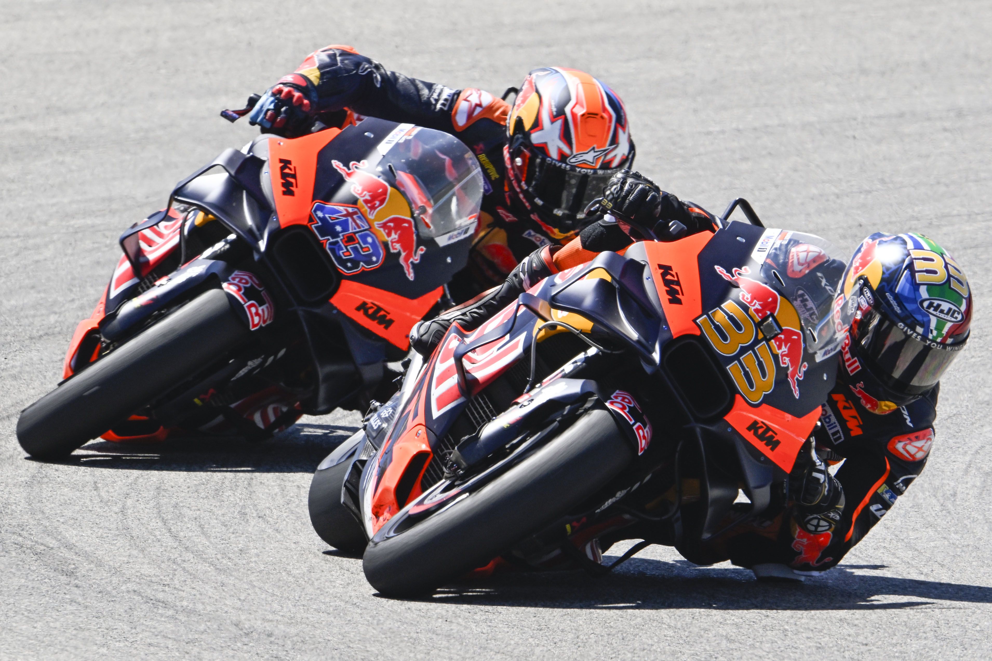 Brad Binder con su compañero Jack Miller pegado, MotoGP Jerez 2023