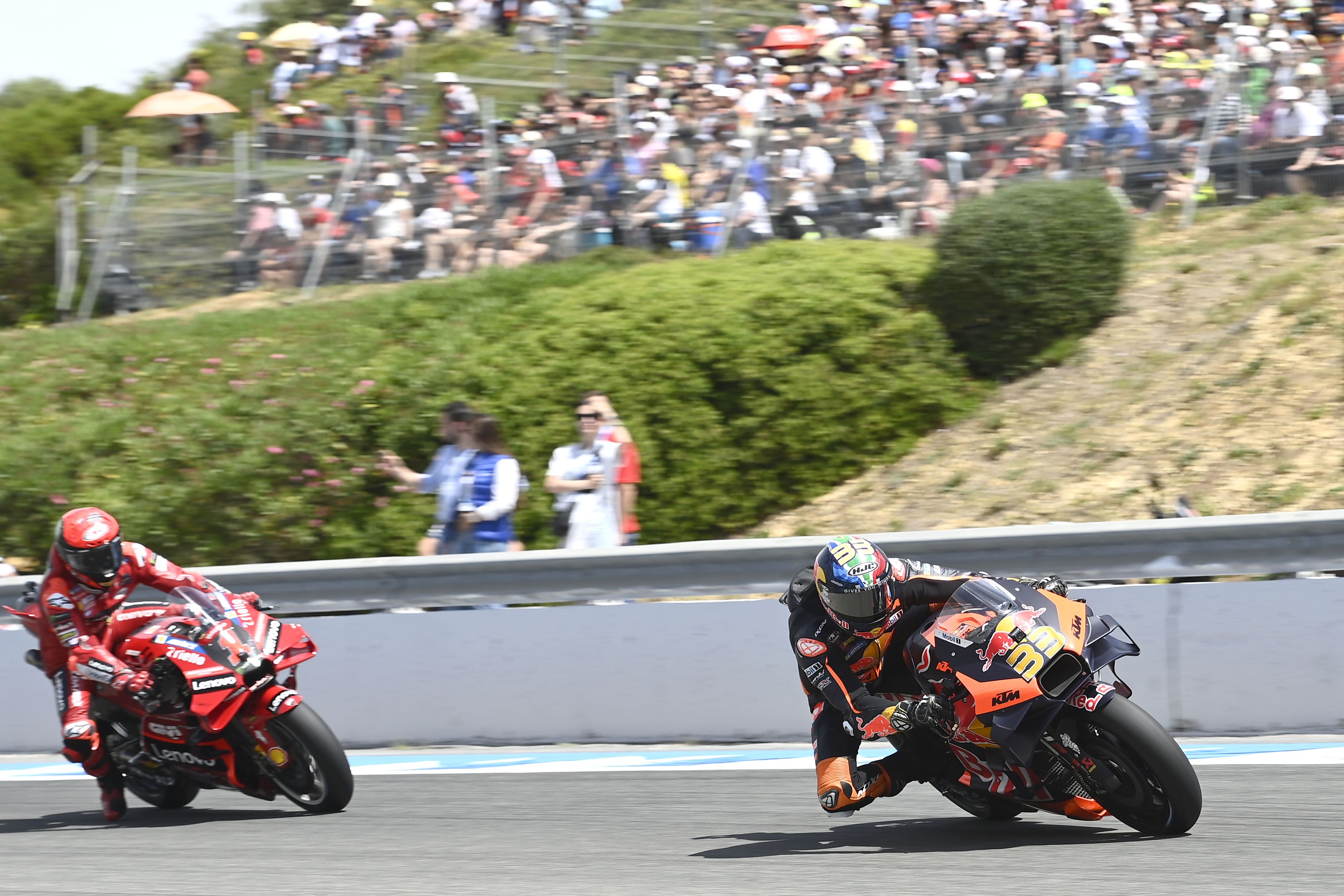 Brad Binder frena ante Pecco Bagnaia, MotoGP Jerez 2023
