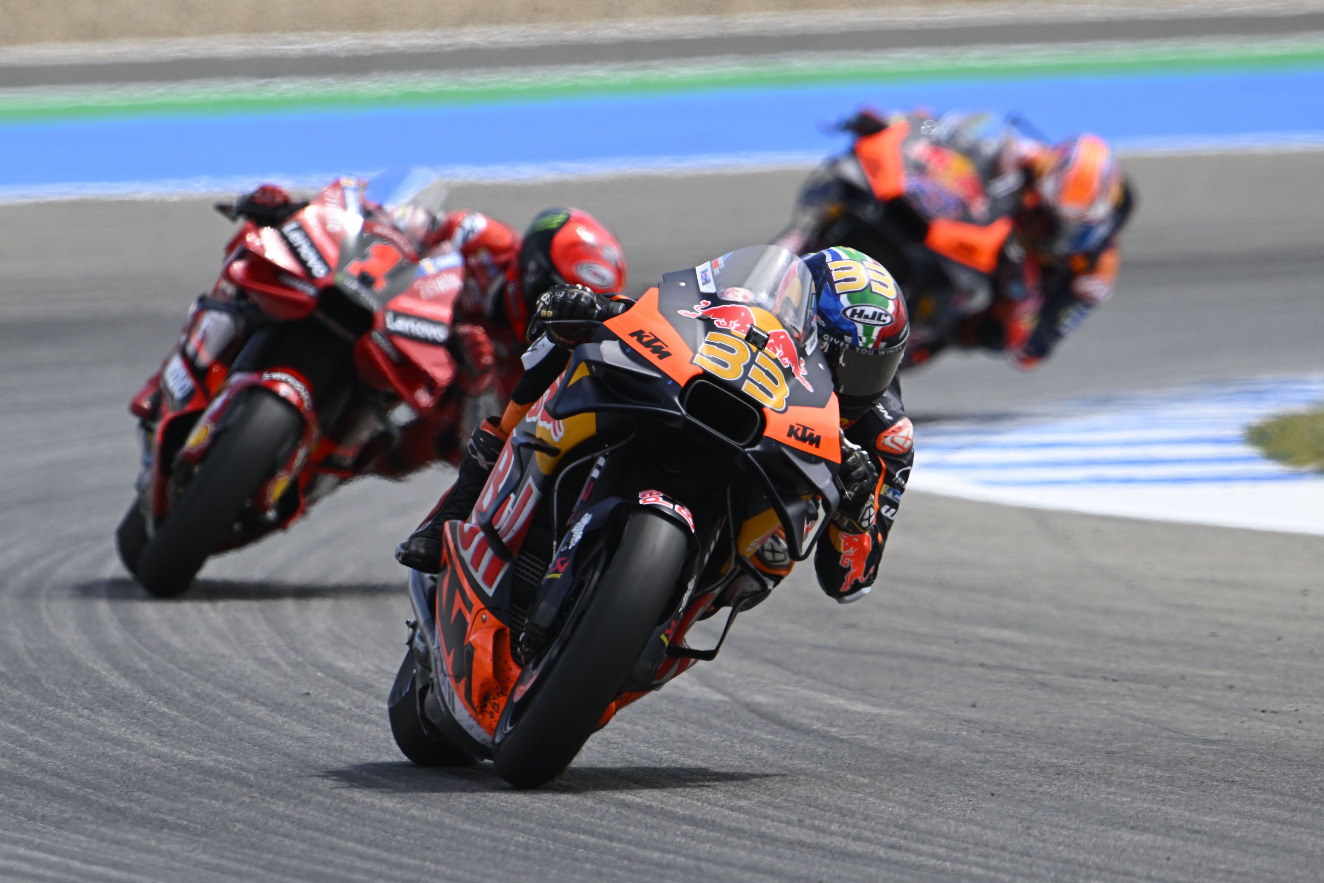 Brad Binder seguido por Pecco Bagnaia y Jack Miller, MotoGP Jerez 2023