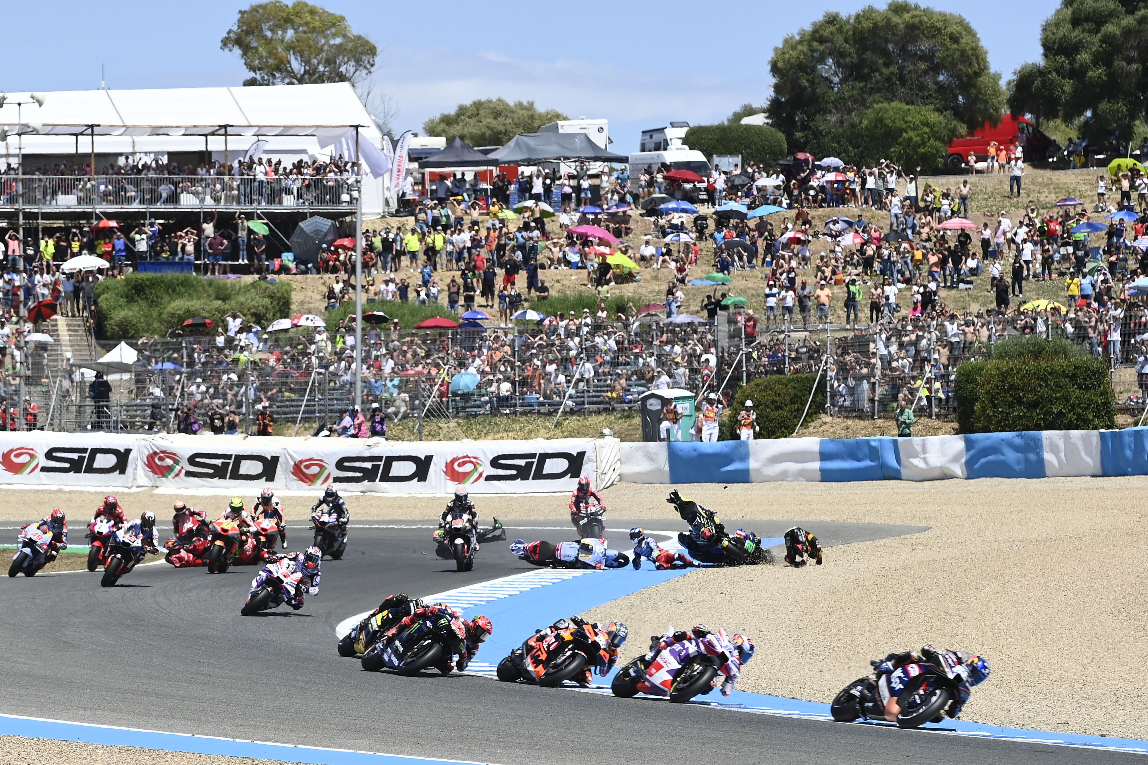 Caída múltiple con Marco Bezzecchi, Álex Márquez, Franco Morbidelli y Augusto Fernández implicados, MotoGP Jerez 2023