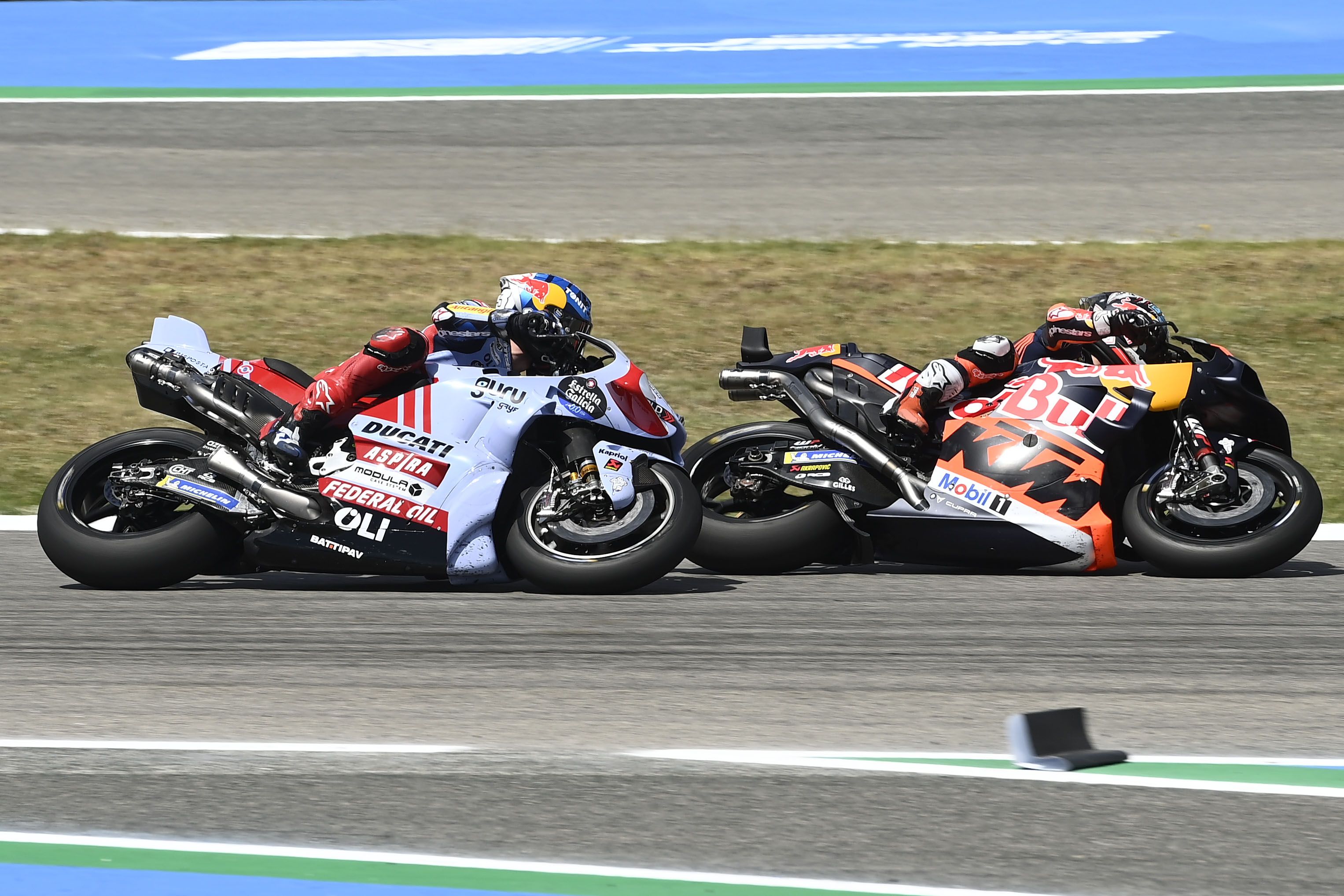 Dani Pedrosa delante de Álex Márquez, MotoGP Jerez 2023