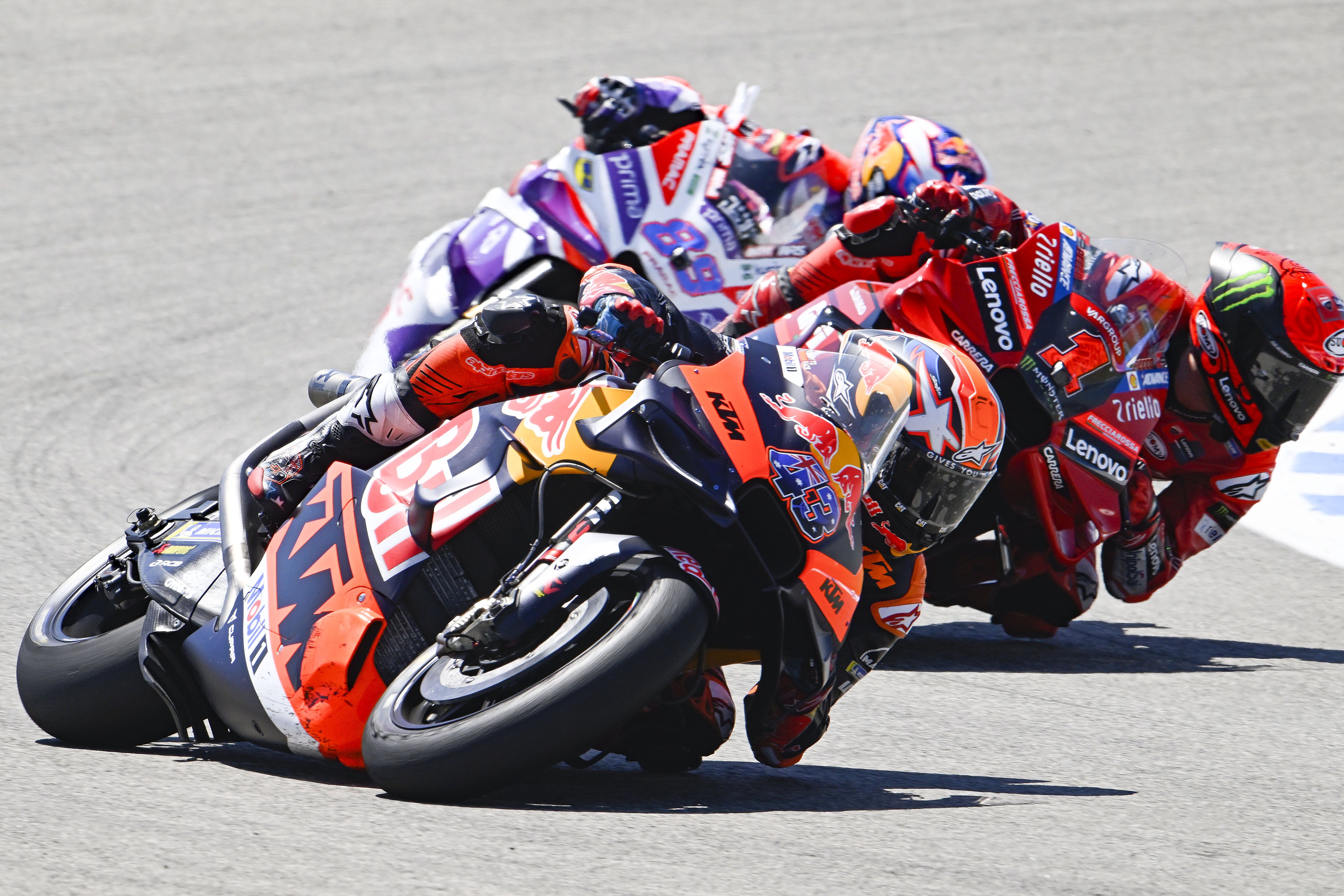 Jack Miller se abre delante de Pecco Bagnaia y Jorge Martín, MotoGP Jerez 2023