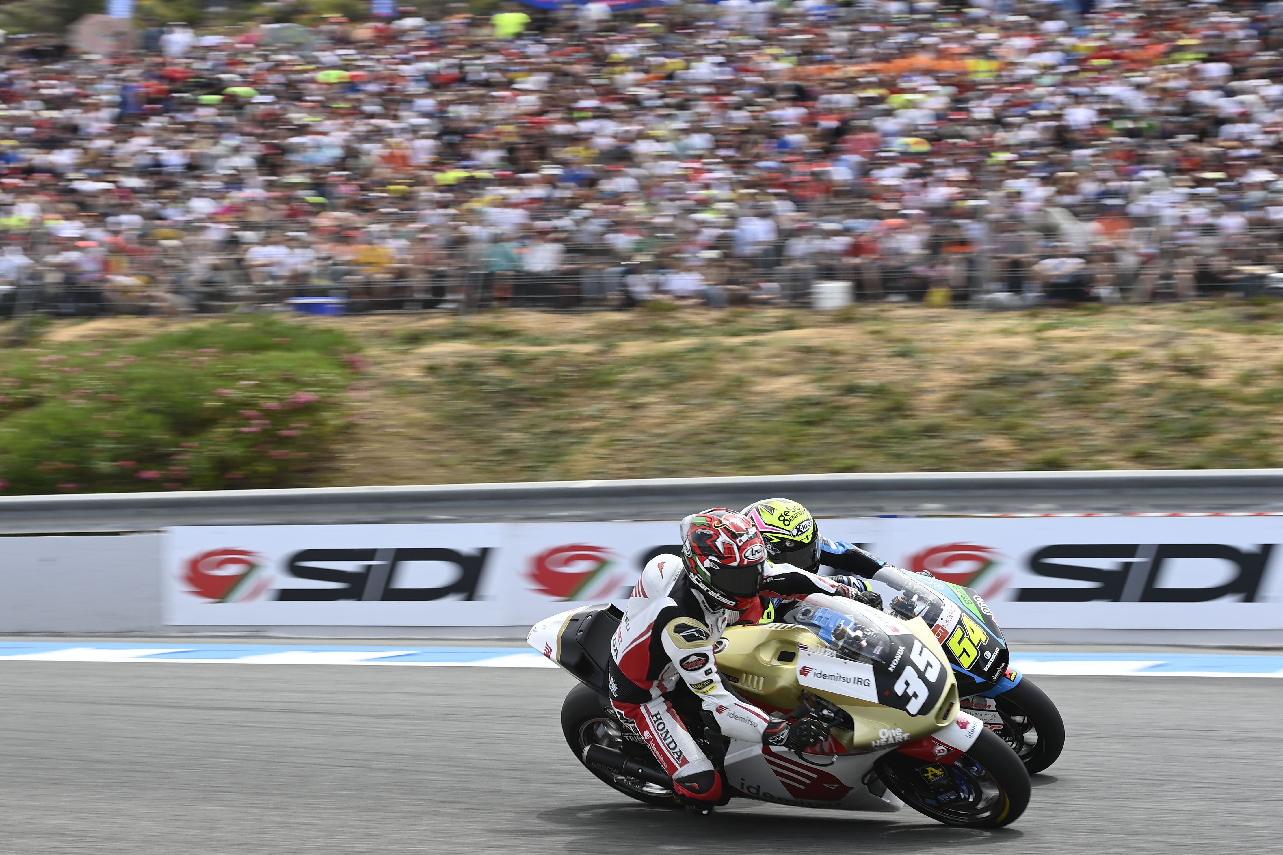 Somkiat Chantra supera por el interior a Fermín Aldeguer, Moto2 Jerez 2023