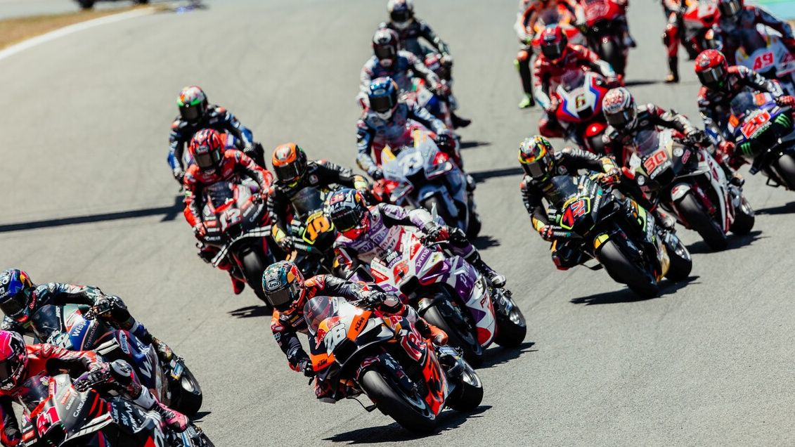Dani Pedrosa en medio del grupo en su retorno a la competición en el Circuito de Jerez