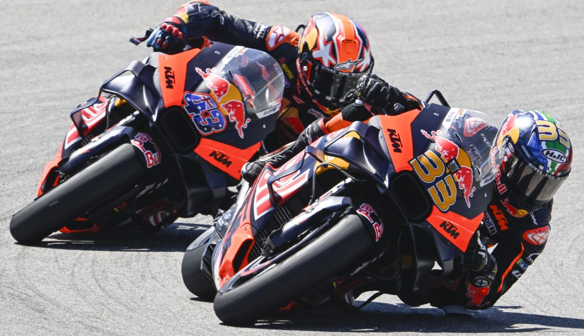 Brad Binder con su compañero Jack Miller pegado Brad Binder con su compañero Jack Miller pegado