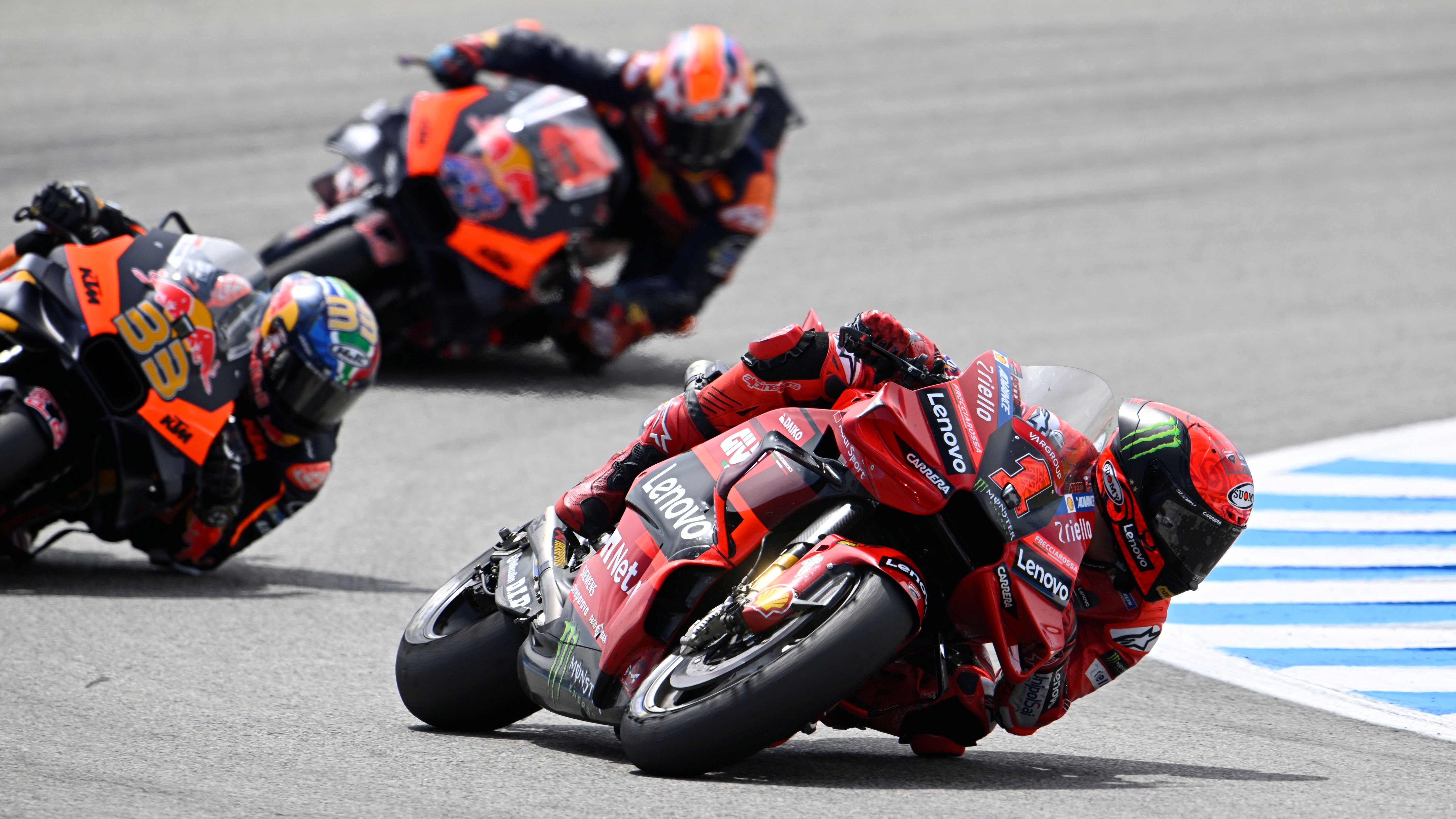 Pecco Bagnaia seguido por las KTM de Brad Binder y Jack Miller