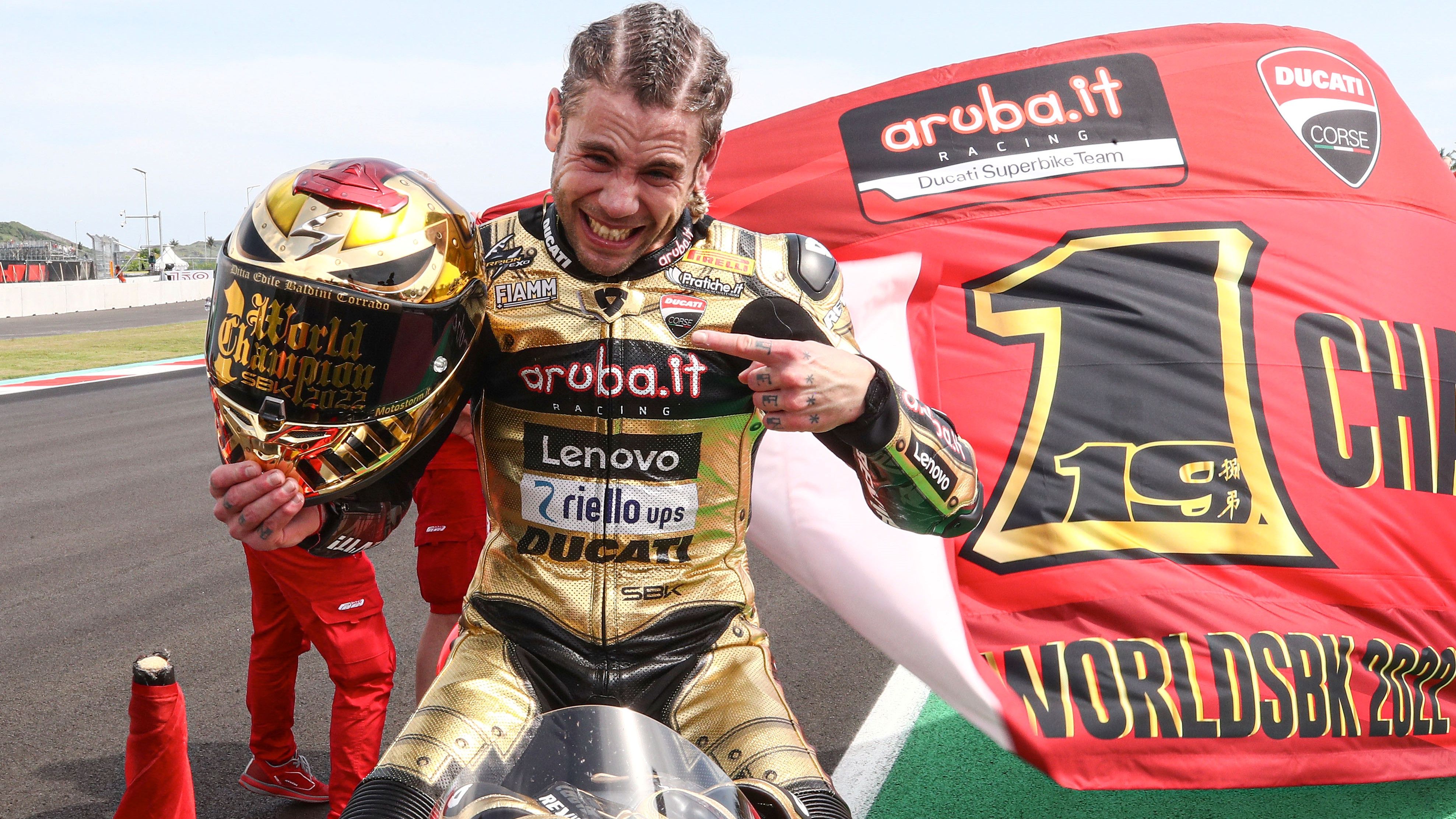 Álvaro Bautista celebrando el título mundial de Superbike 2022