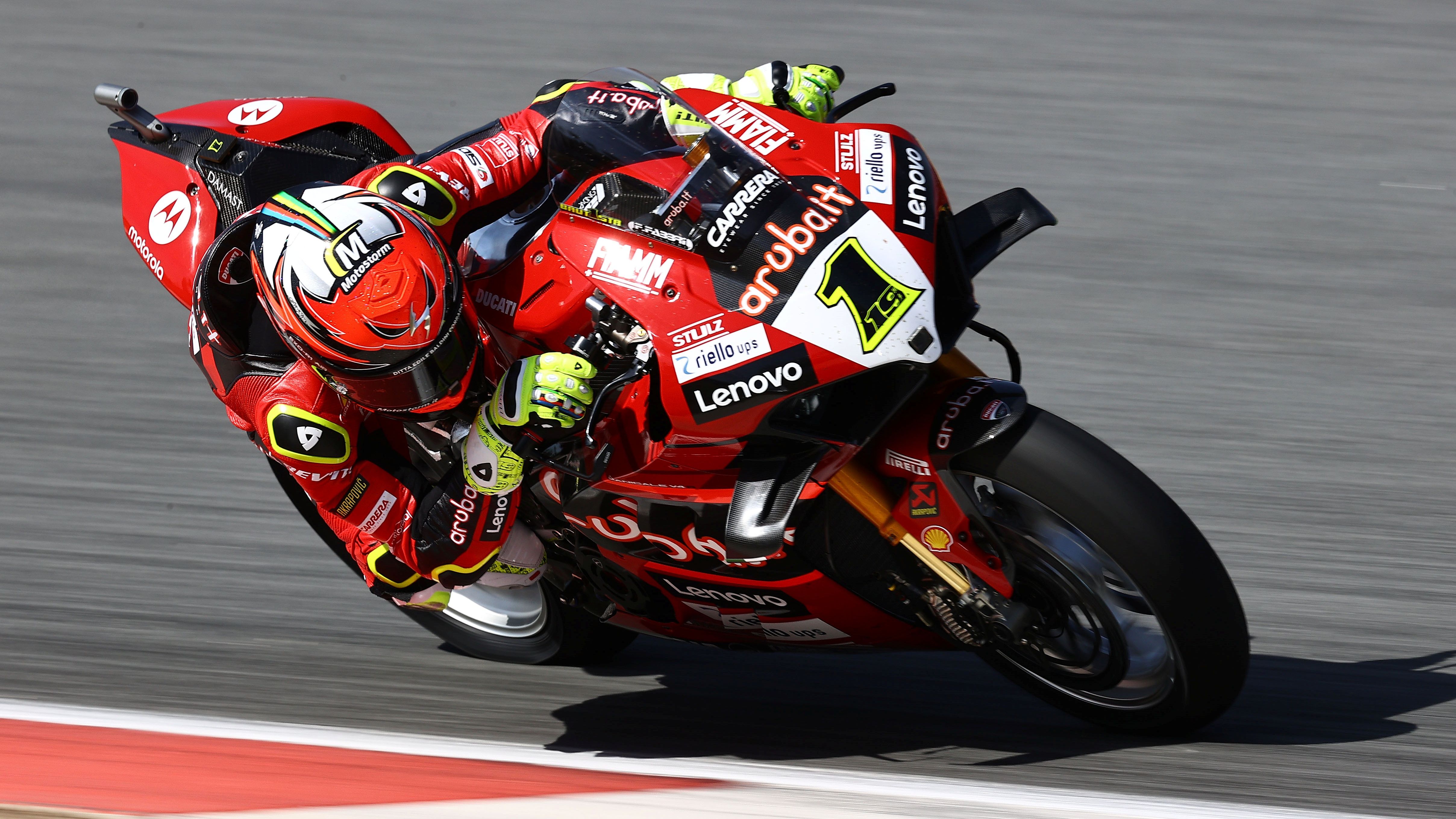 Álvaro Bautista ha festejado su renovación con Ducati liderando los libres en Barcelona Catalunya