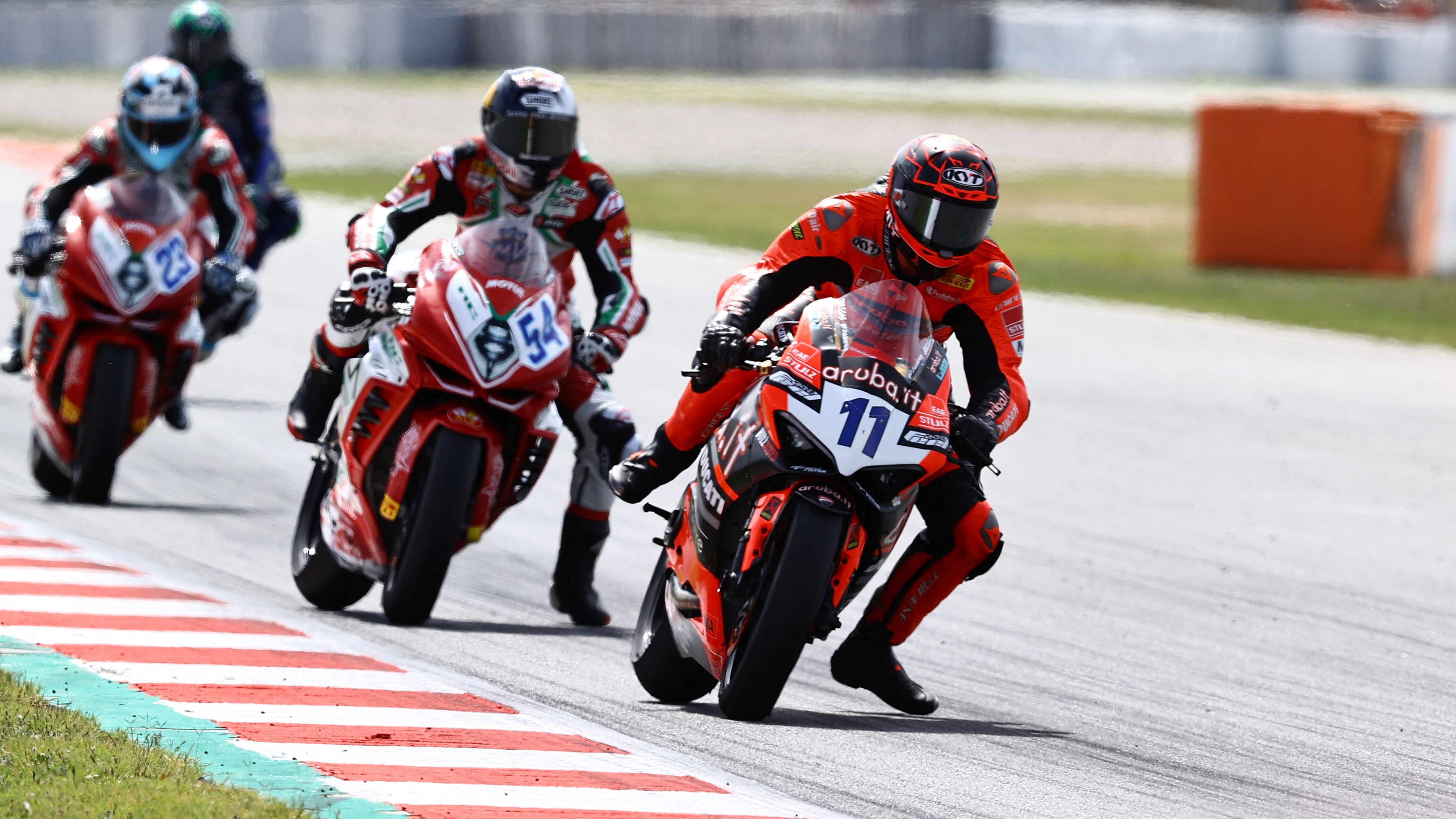 Nicolò Bulega delante de Bahattin Sofuoglu y Marcel Schrotter