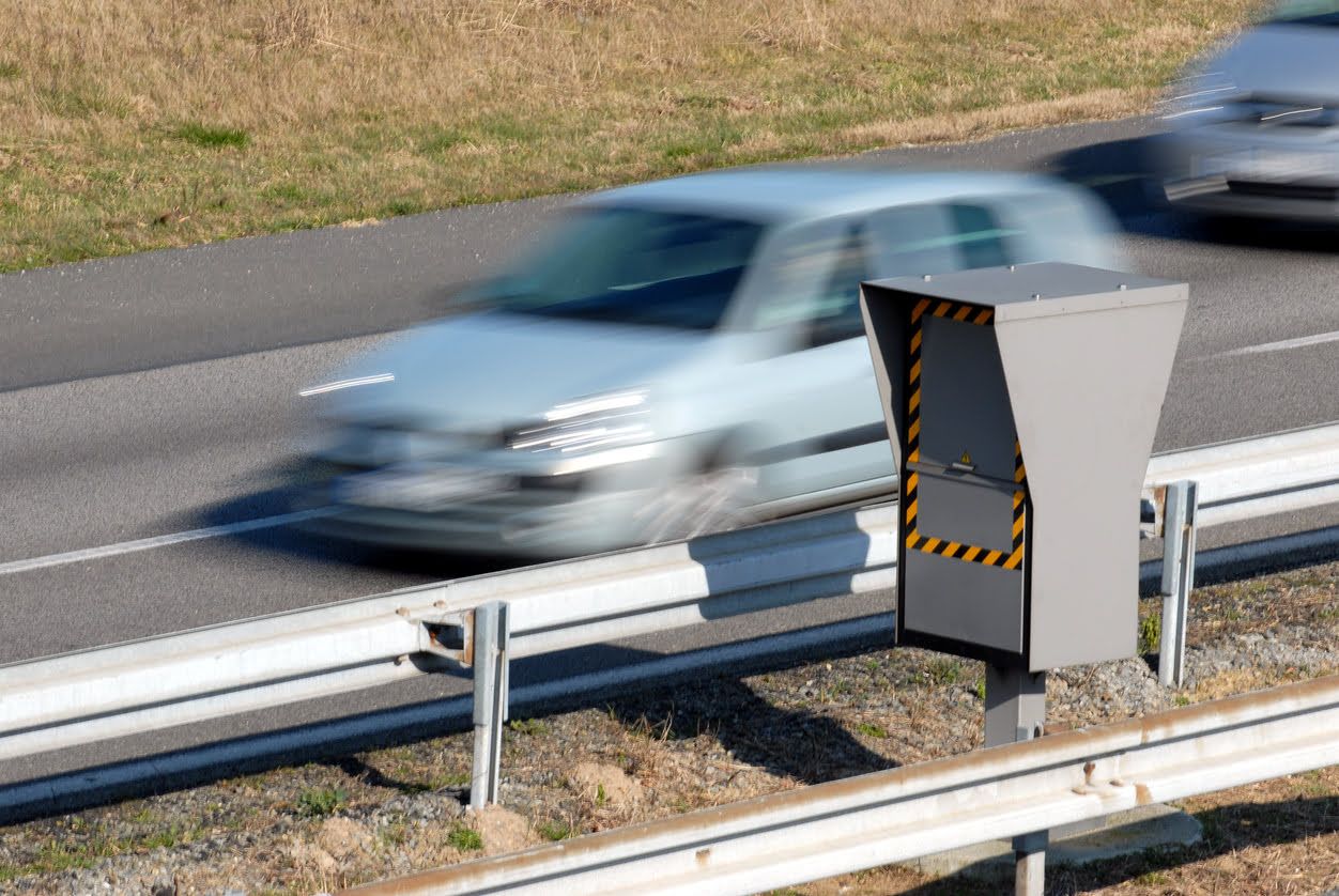A qué velocidad saltan los radares en Francia