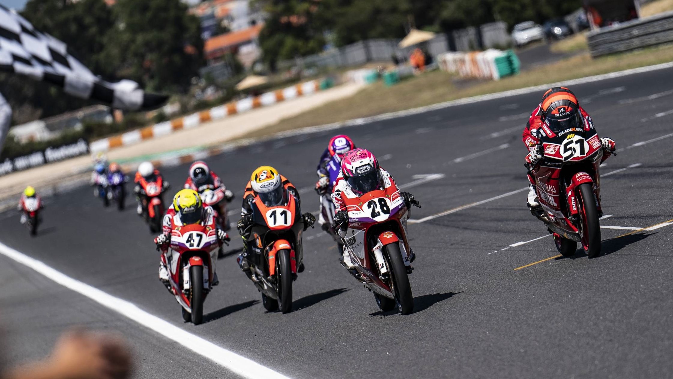 Brian Uriarte completó el doblete en la European Talent Cup batiendo a Máximo Quiles por milésimas con David González en el podio