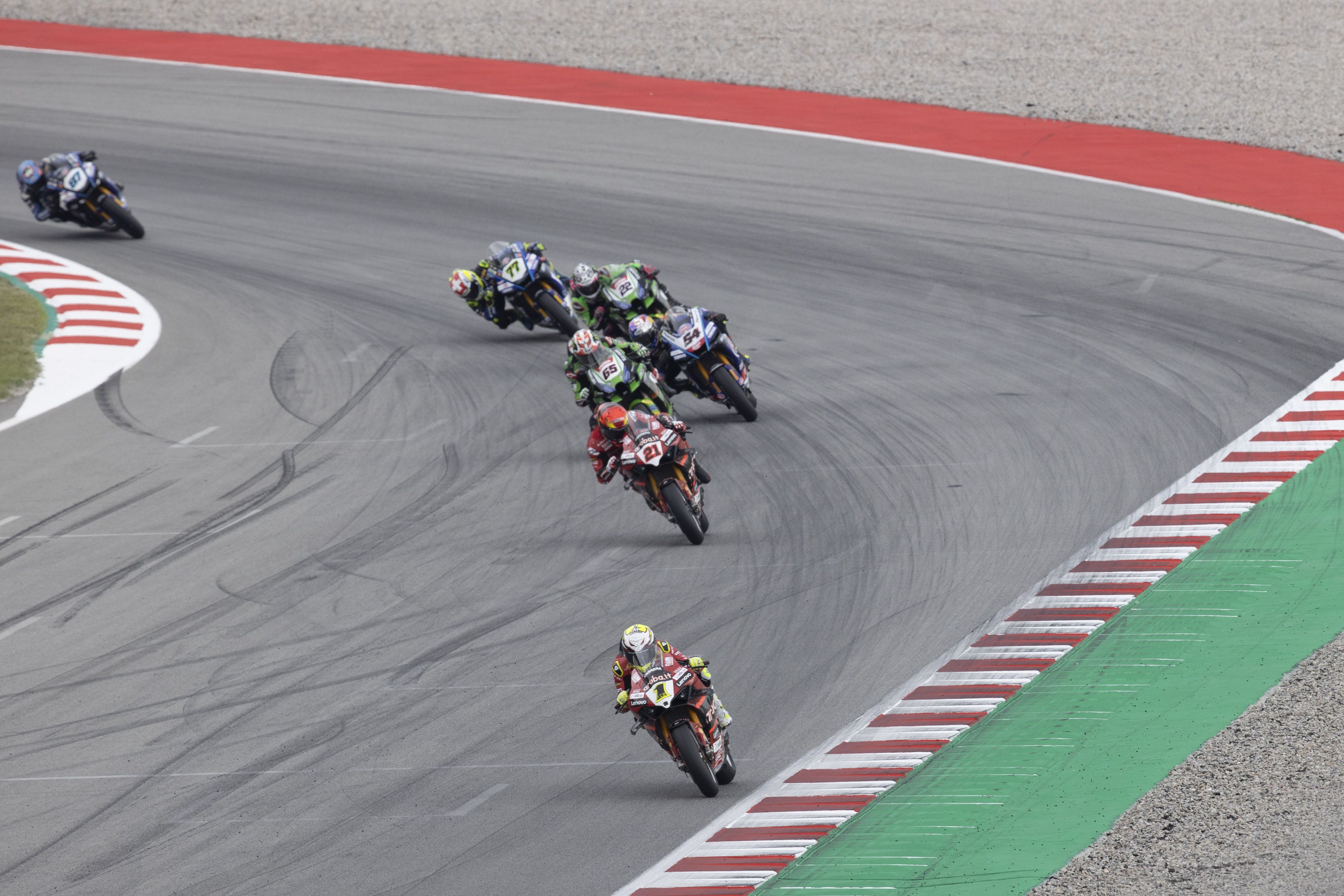 Álvaro Bautista abre hueco con el grupo encaabezado por Michael Rinaldi, WSBK Barcelona 2023