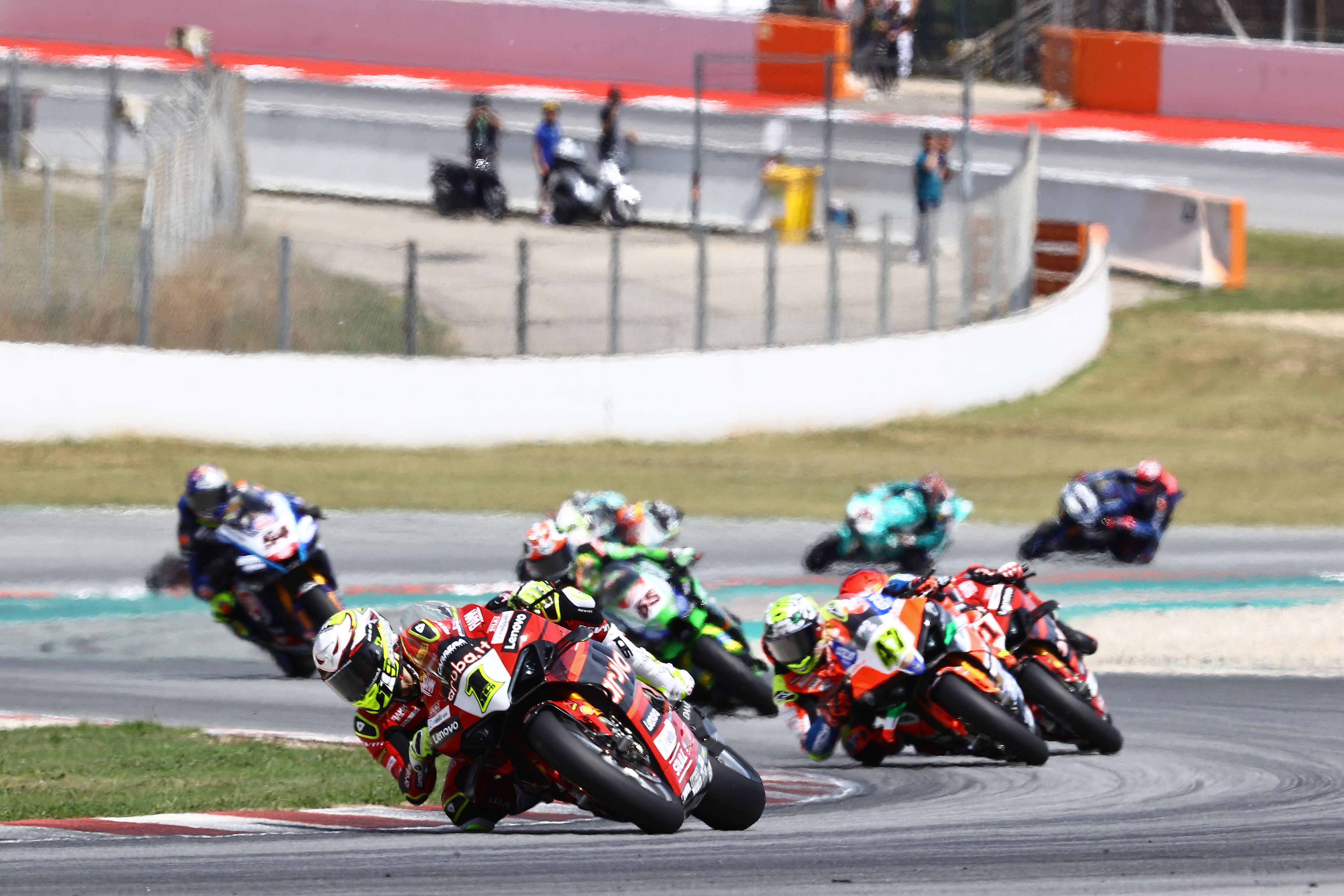 Álvaro Bautista se escapa de Axel Bassani y Michael Rinaldi, WSBK Barcelona 2023