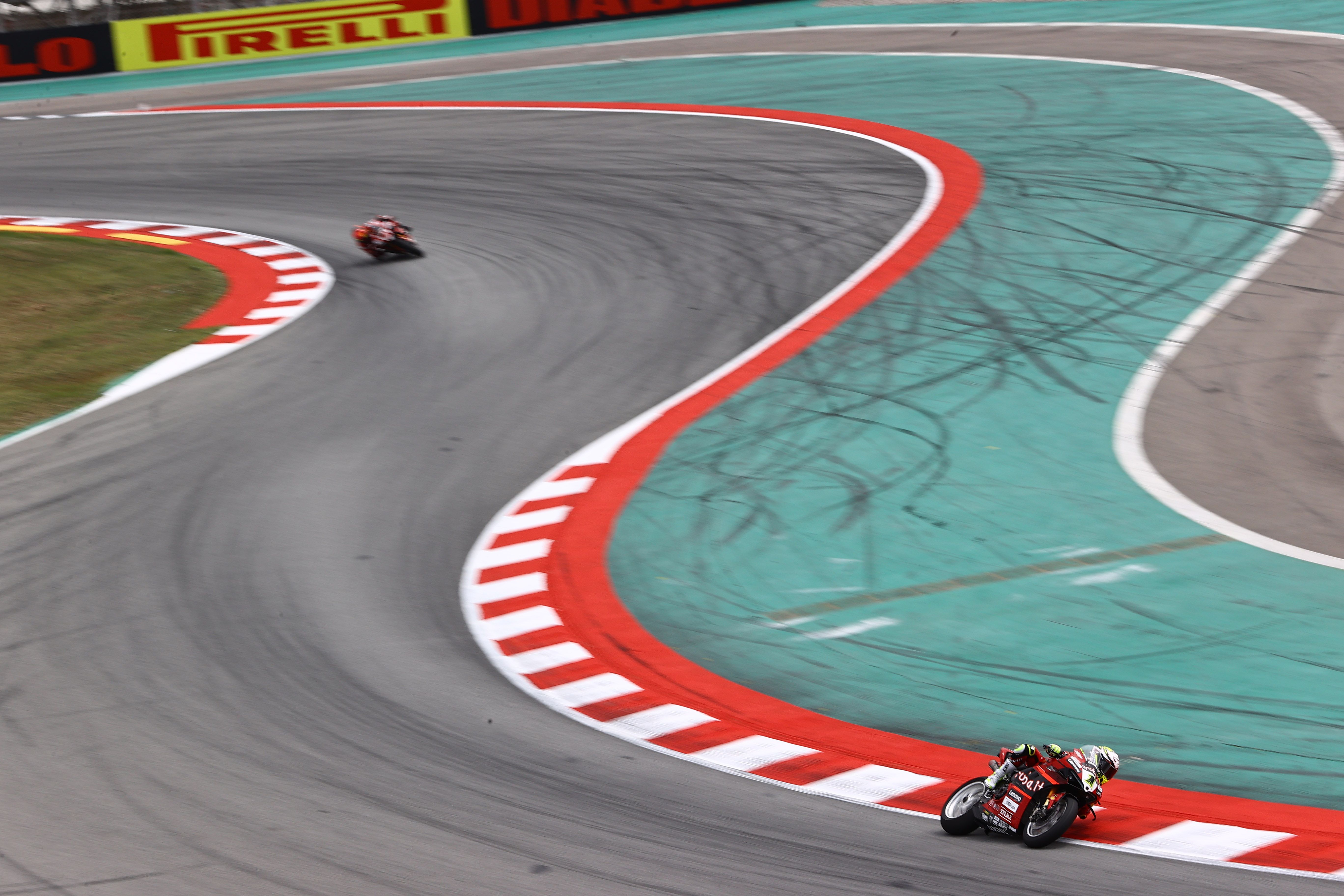 Álvaro Bautista se escapa de Michael Rinaldi, WSBK Barcelona 2023
