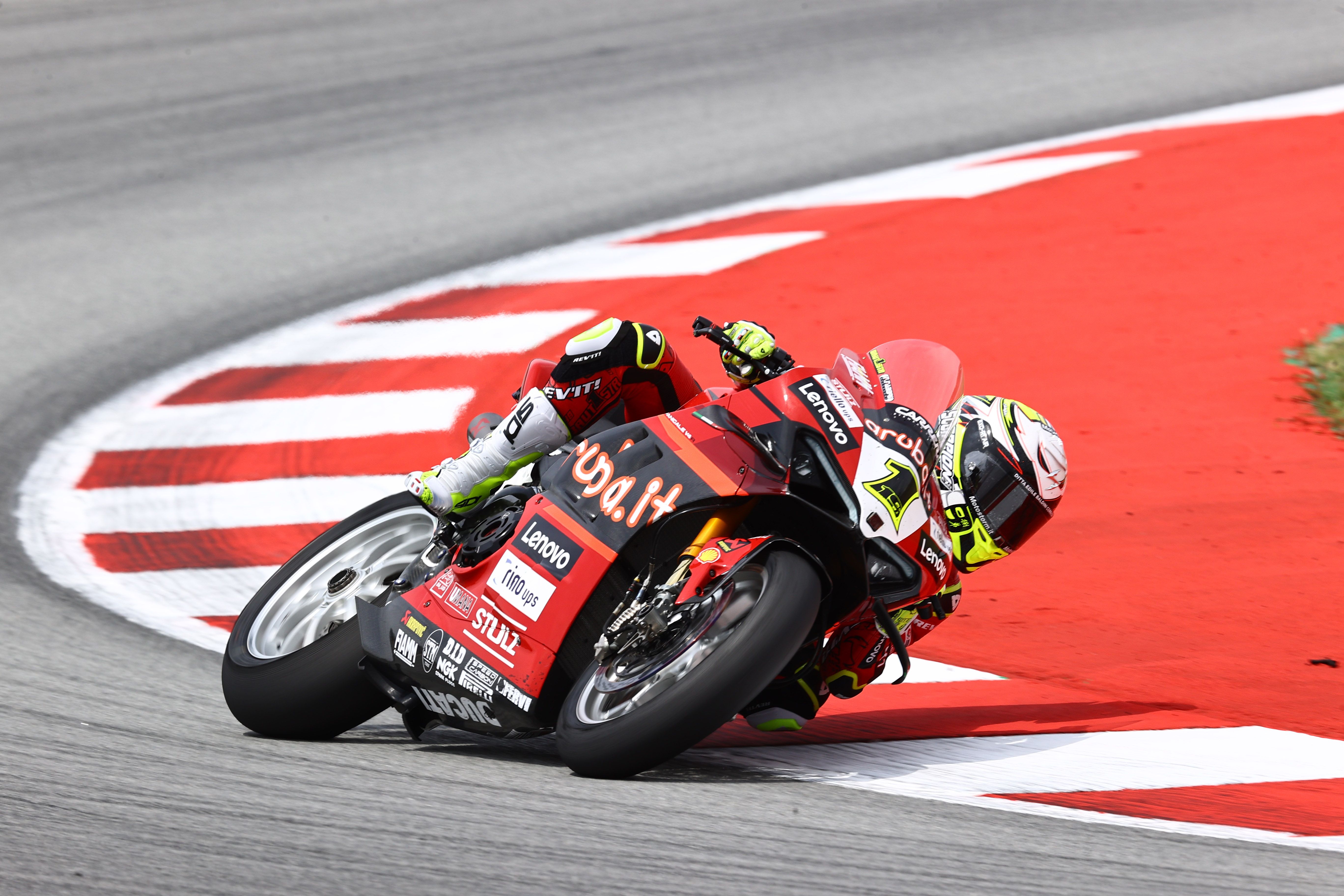 Álvaro Bautista trazando una curva, WSBK Barcelona 2023