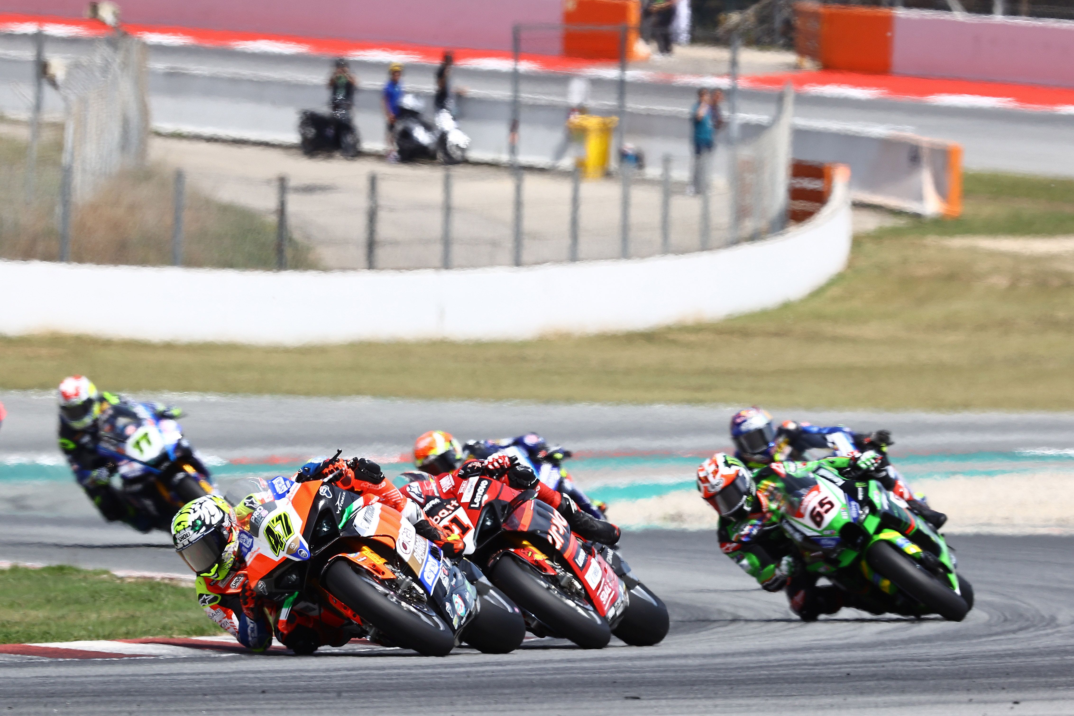 Axel Bassani y Michael Rinaldi seguidos por Jonathan Rea, WSBK Barcelona 2023