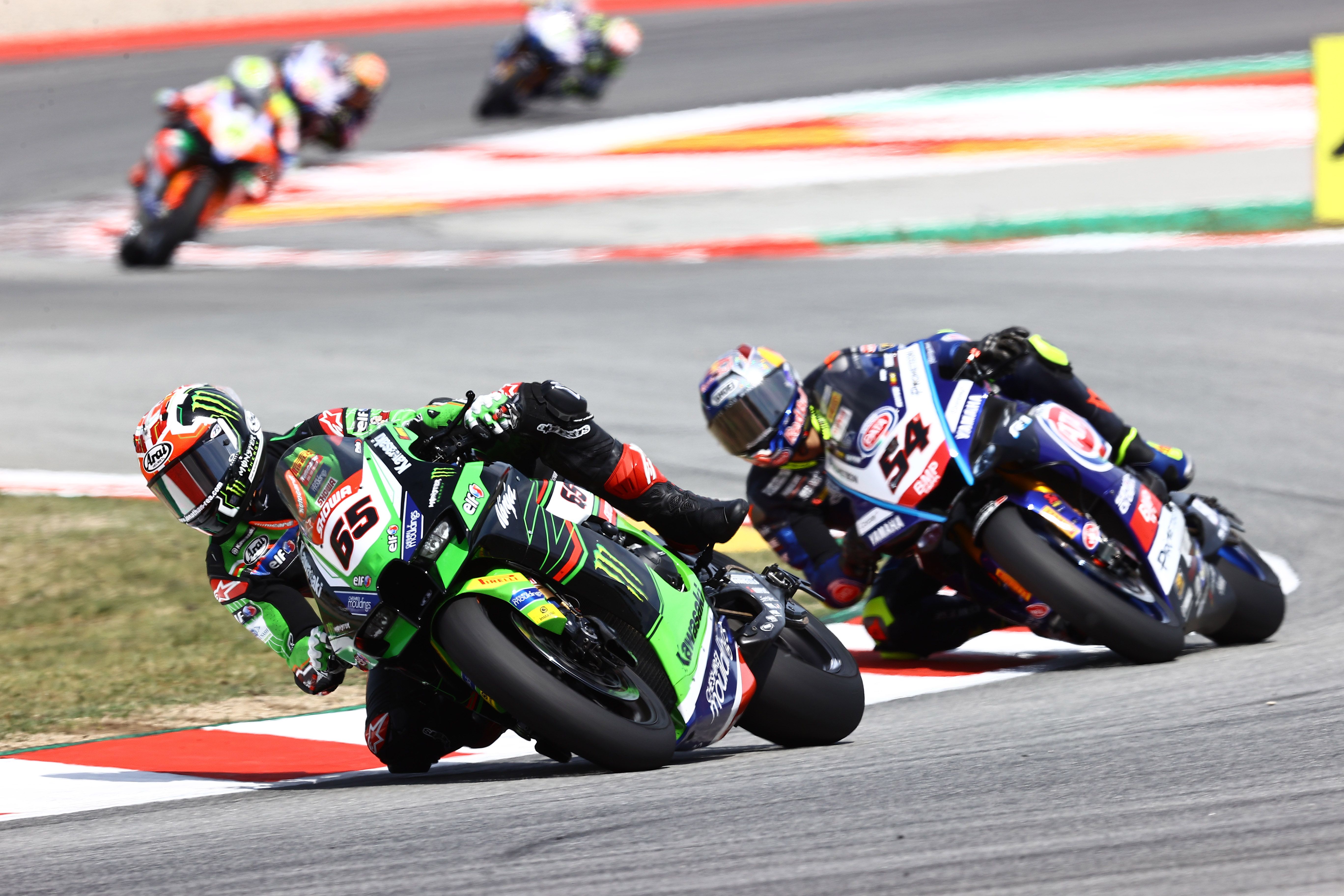 Jonathan Rea con Toprak Razgatlioglu pegado, WSBK Barcelona 2023