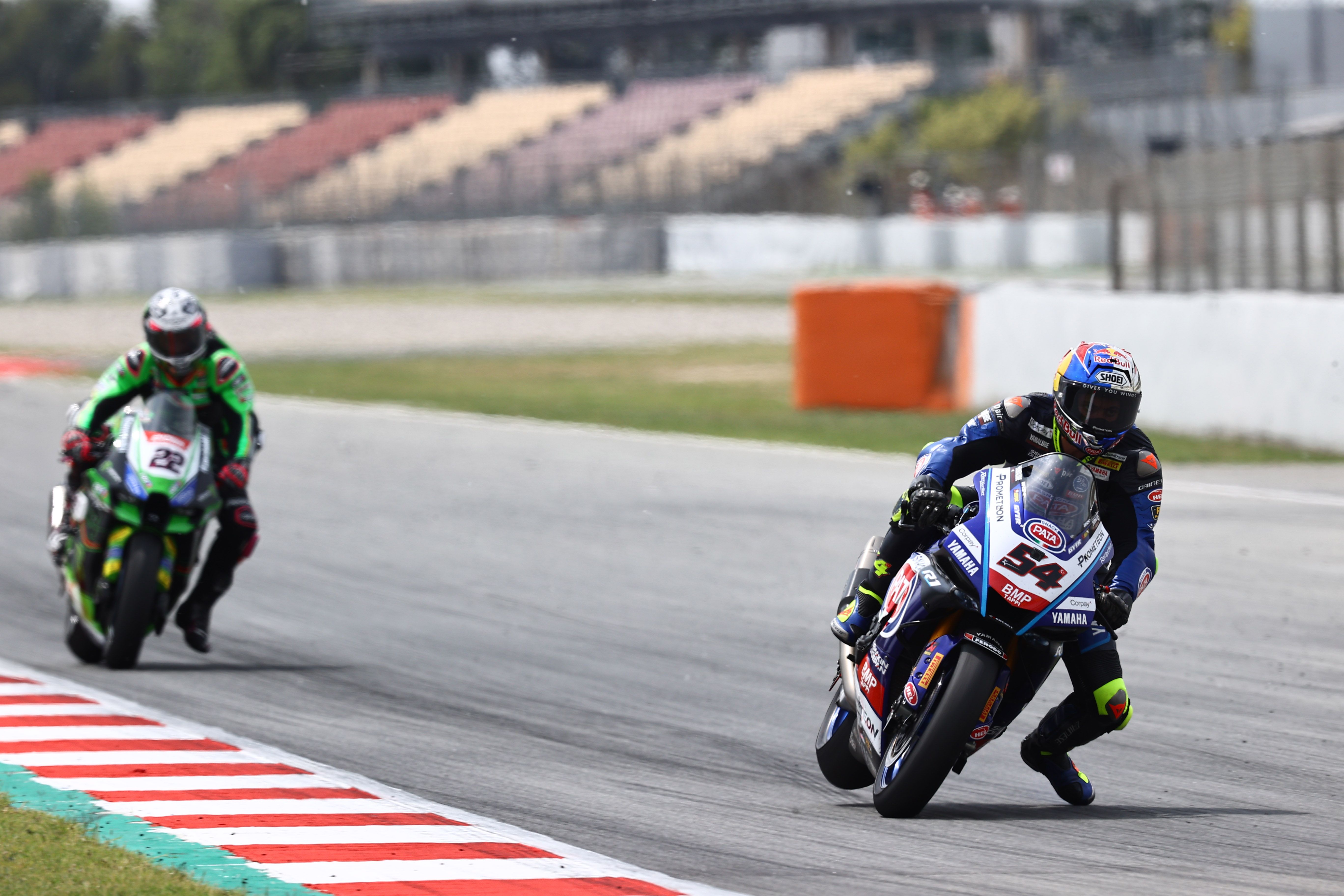 Toprak Razgatlioglu perseguido por Alex Lowes, WSBK Barcelona 2023