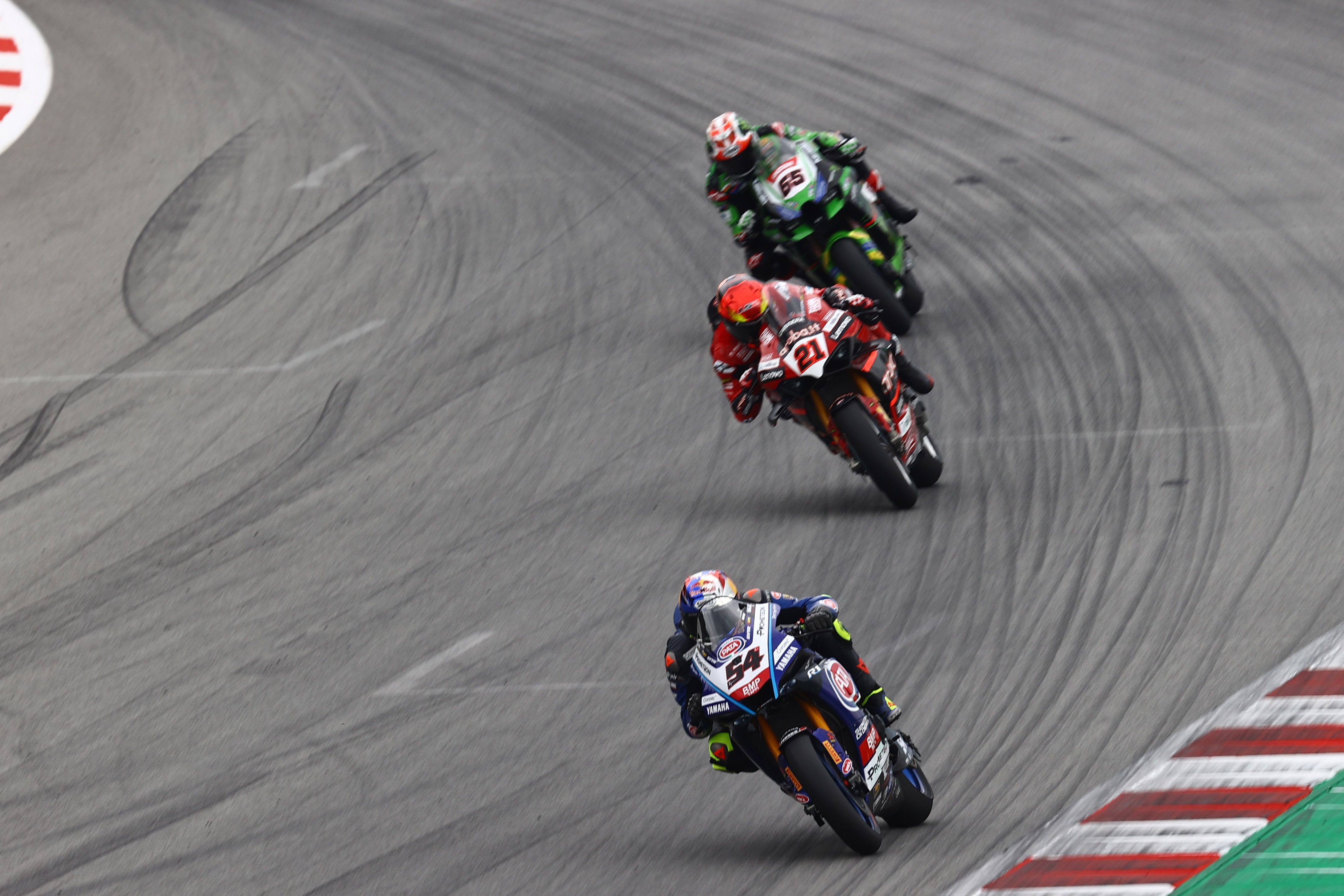 Toprak Razgatlioglu perseguido por Michael Rinaldi y Jonathan Rea, WSBK Barcelona 2023
