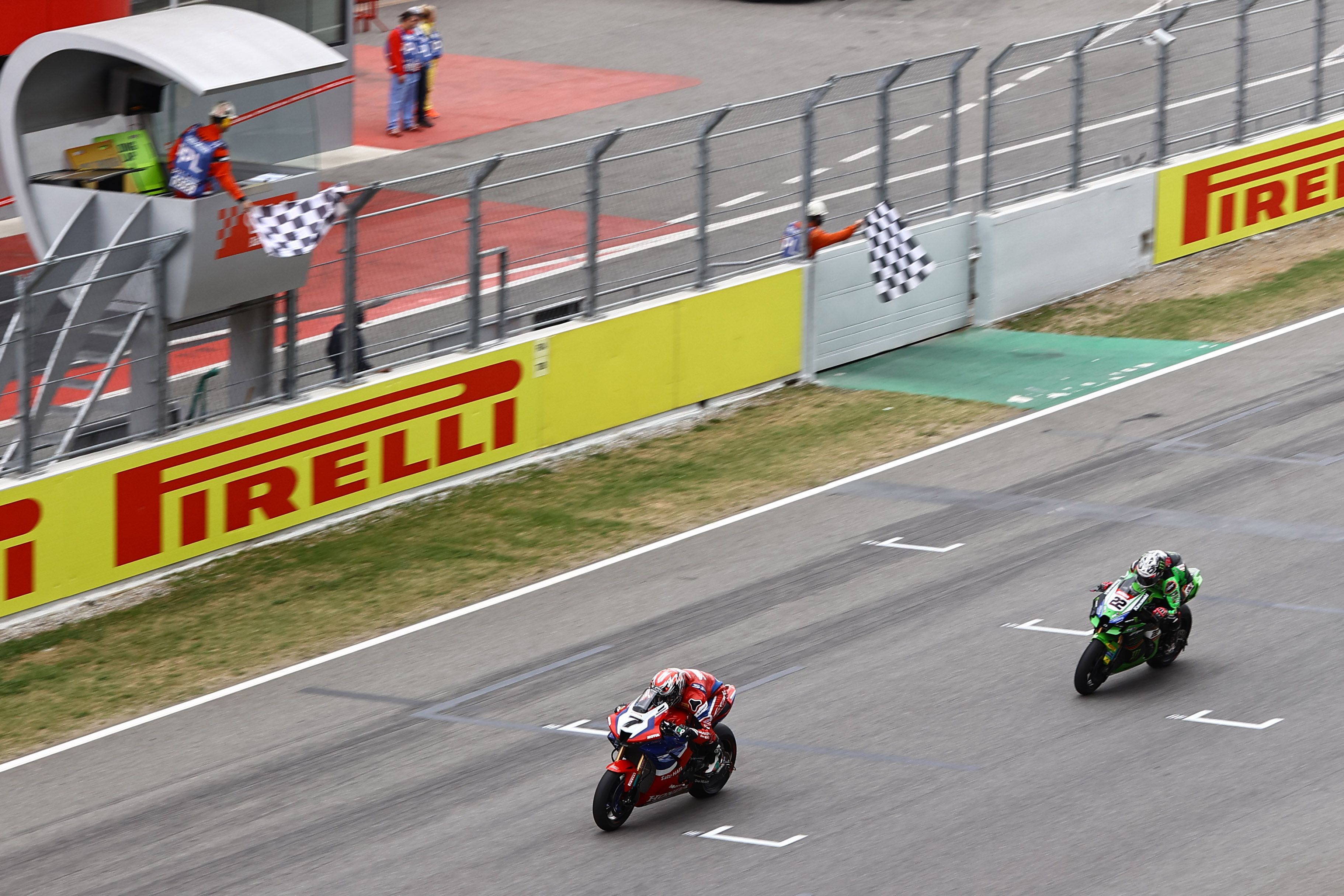 Xavi Vierge cruza la meta delante de Alex Lowes, WSBK Barcelona 2023