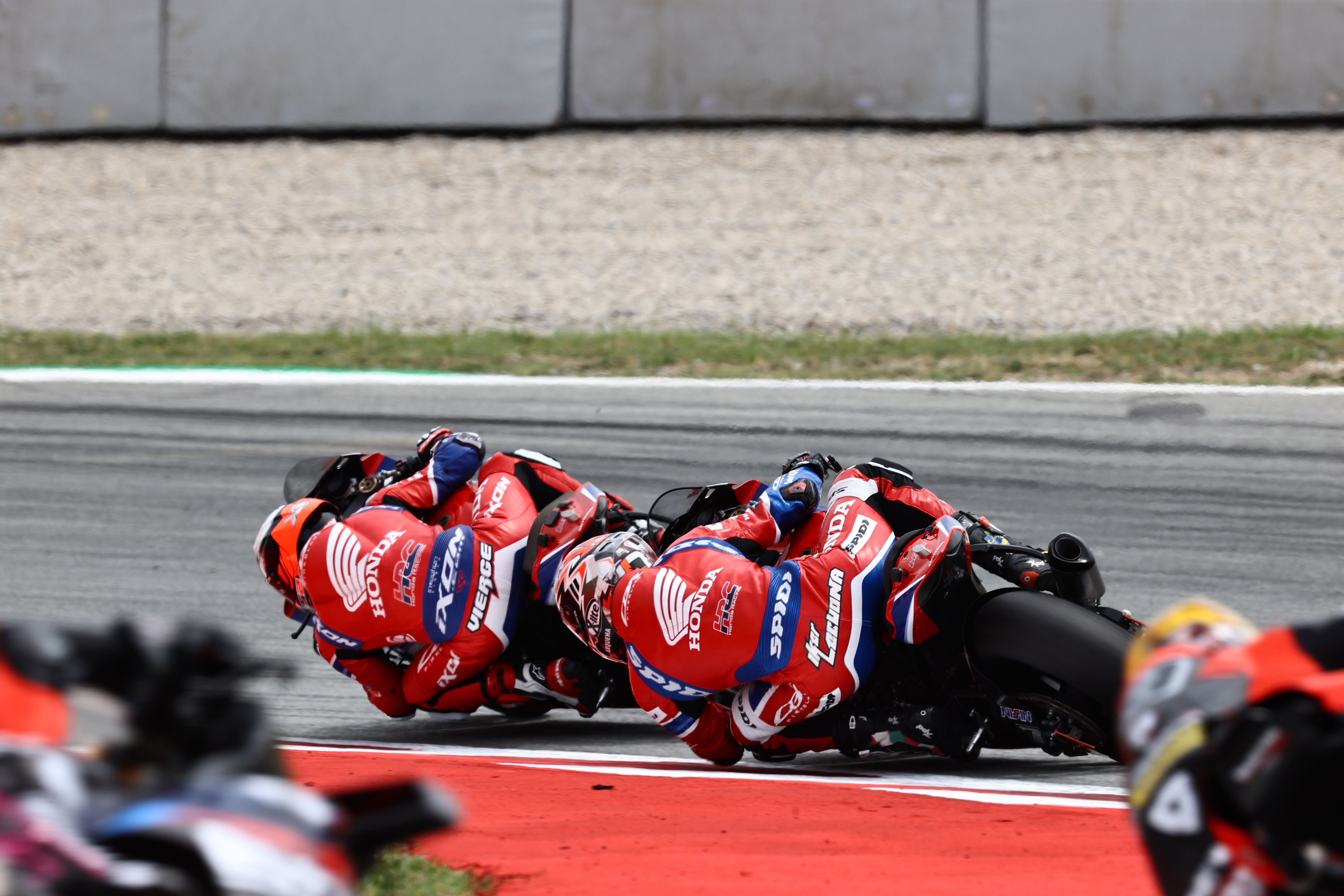 Xavi Vierge e Iker Lecuona totalmente pegados, WSBK Barcelona 2023