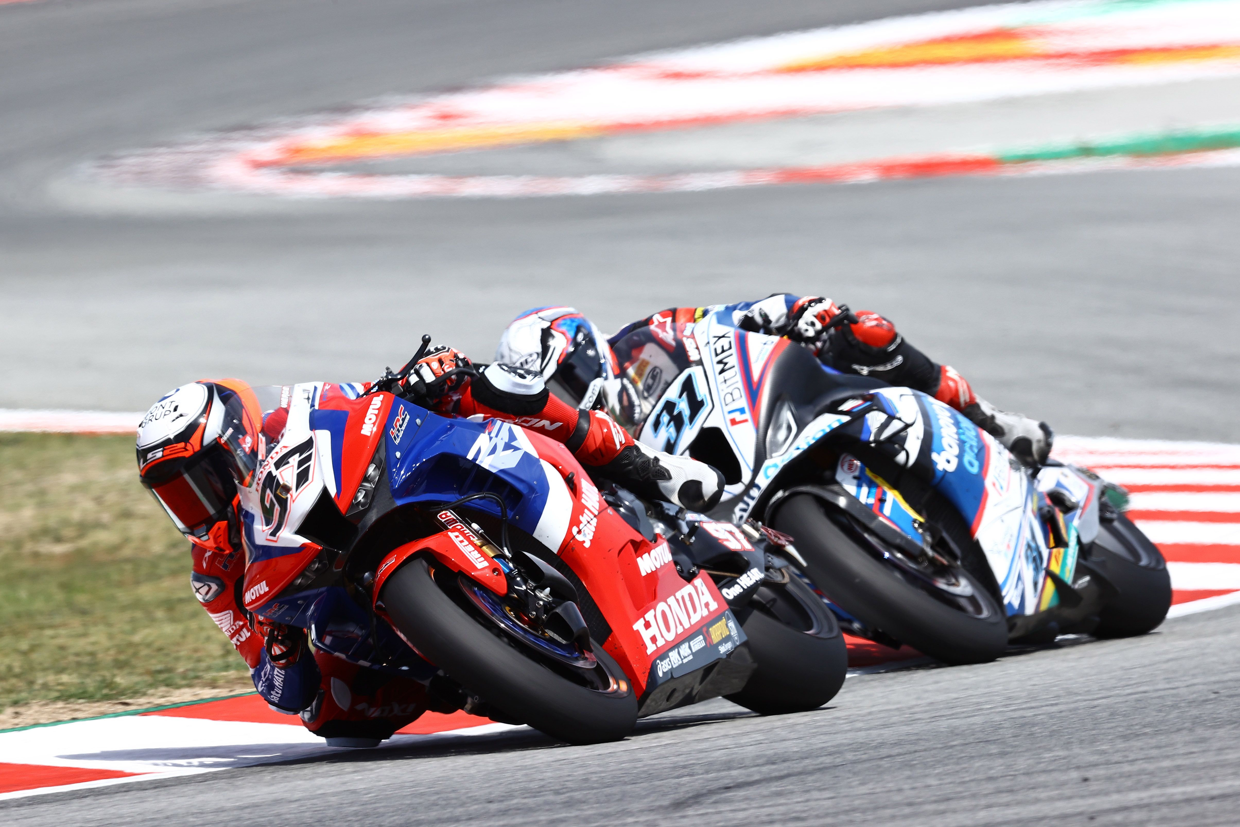 Xavi Vierge seguido muy de cerca por Garrett Gerloff, WSBK Barcelona 2023