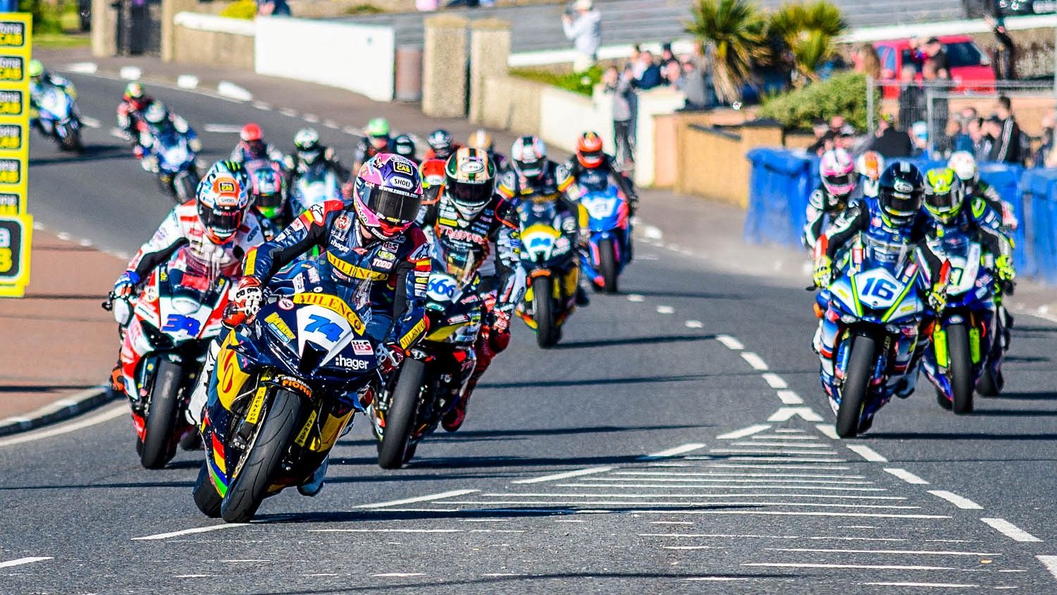 Davey Todd lidera en la salida delante de Alastair Seeley