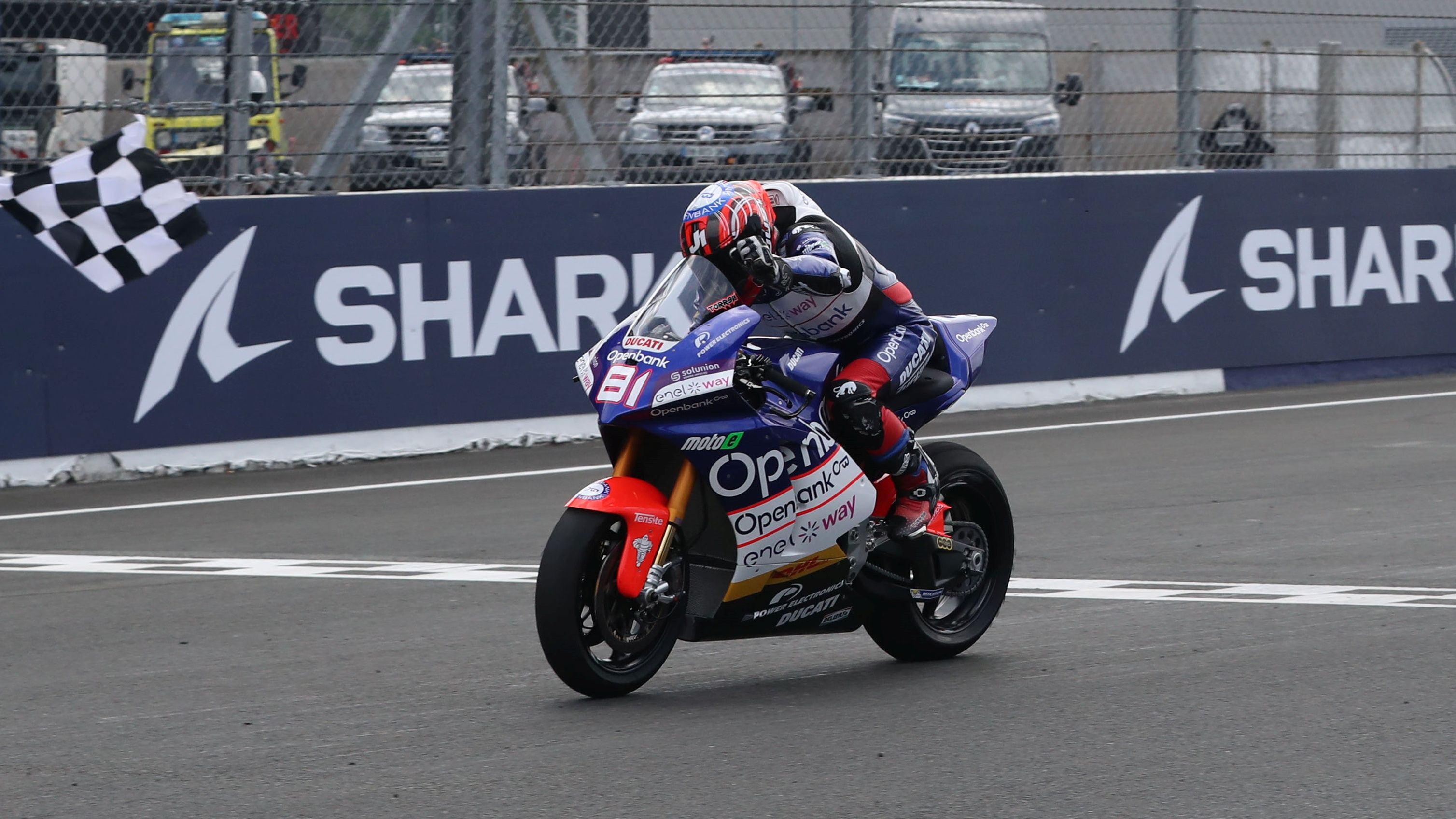 Jordi Torres cruza la meta como primer ganador de la era Ducati en MotoE