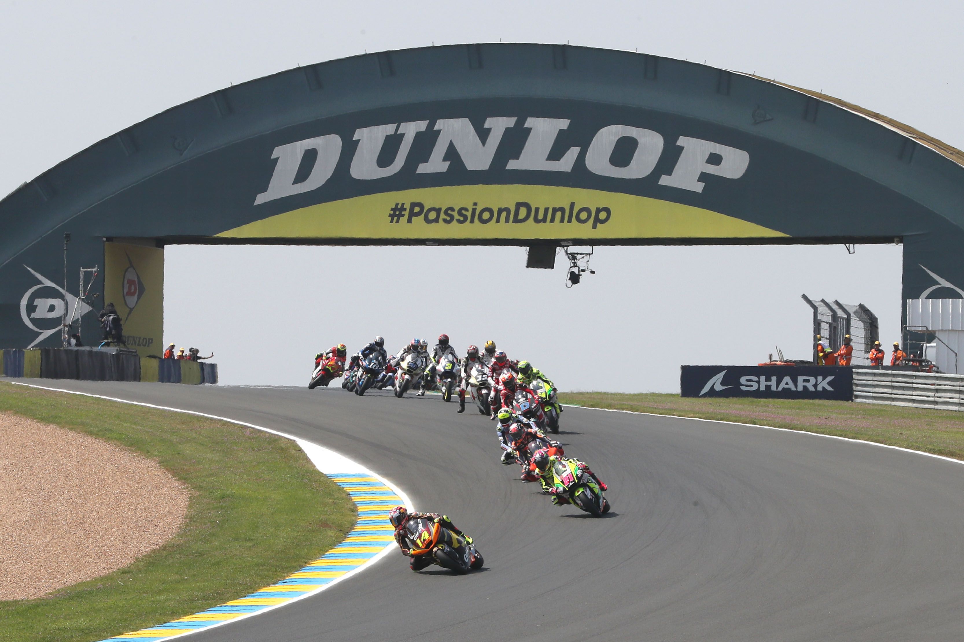 Tony Arbolino lidera la carrera de Moto2 en el GP de Francia.