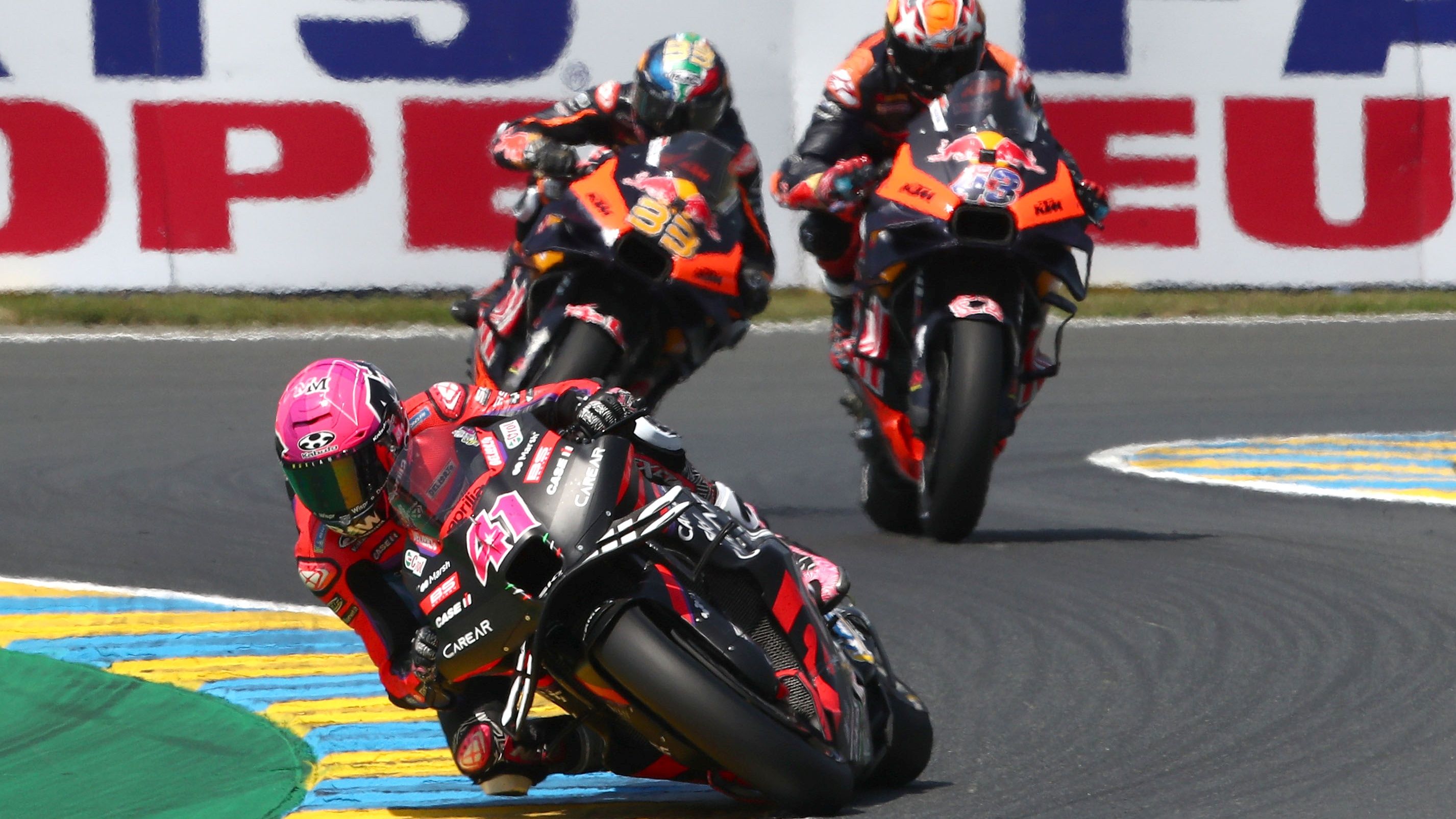 Aleix Espargaró seguido por Jack Miller y Brad Binder, MotoGP Le Mans 2023